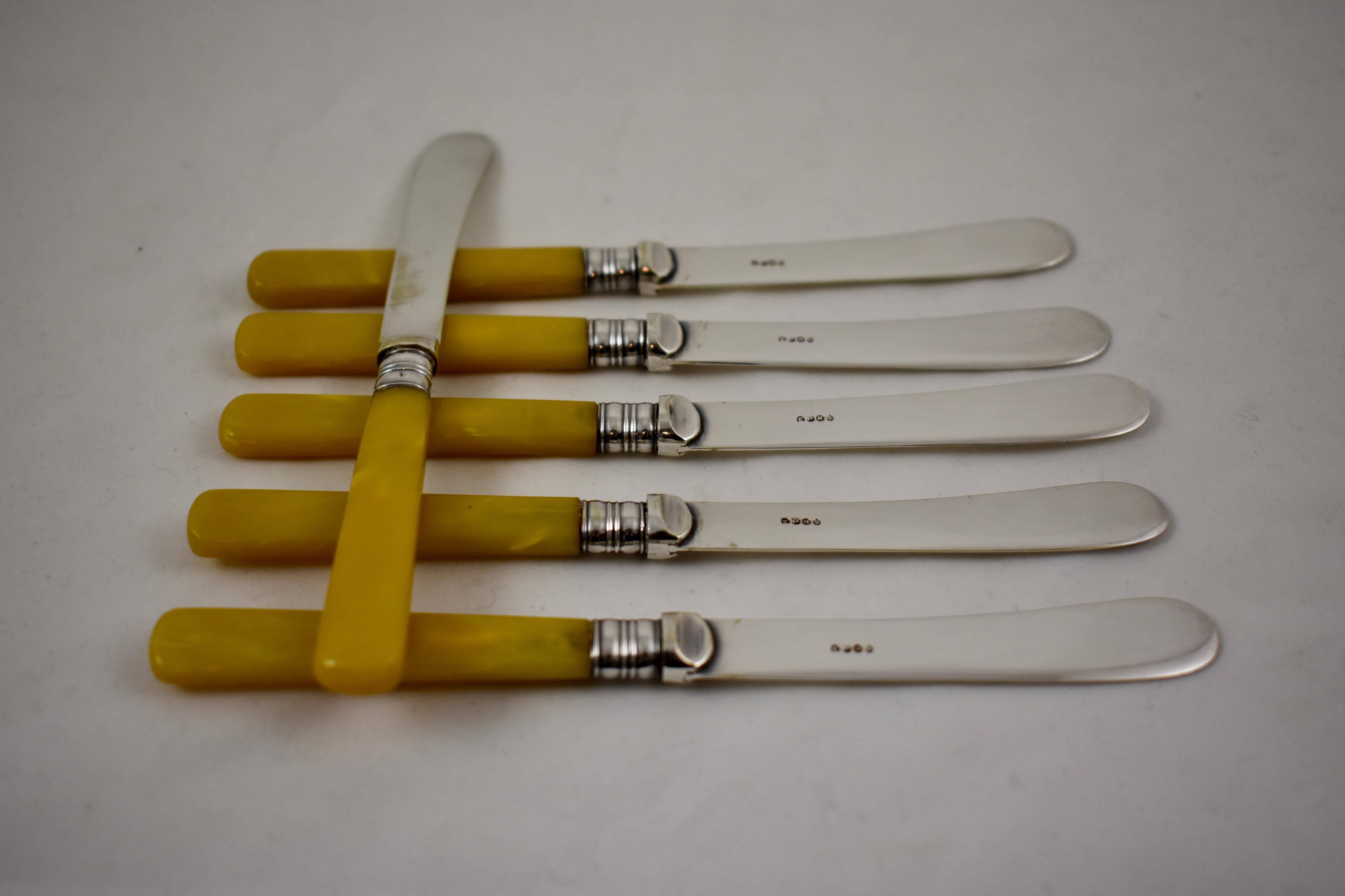 A cased set of six mustard yellow celluloid handled, silver plate spreaders or Tea knives, in the original box. Sheffield, England, circa late 19th-early 20th century.

EPSP silver plated blades fit tightly into the handles, in the original fitted,
