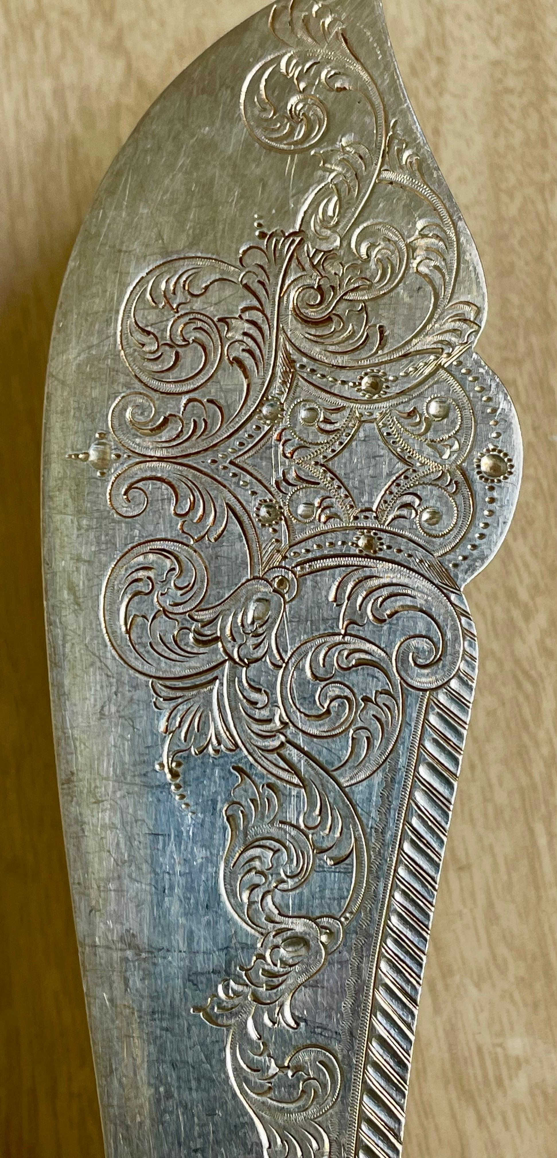 Schick und elegant, das ist es, was sie mir sagen! Die Messerklinge ist mit einem fantastischen, aufwendigen Muster geätzt und die Gabel hat ein kleineres, passendes Muster. Jedes Stück ist mit einem Band mit Sterling-Splitterpunzen und der