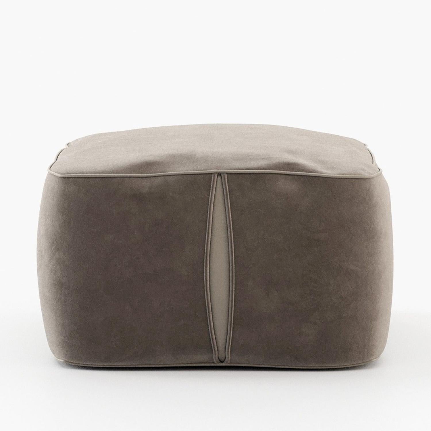 Pouf Sheffield Grey upholstered and covered with
grey fabric (CAT A.).
Also available on request with other fabrics.