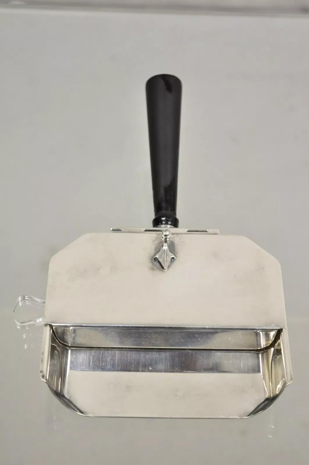 Sheffield Silver Co. USA Silver Plated Butlers Crumb Catcher Tray w/ Broom In Good Condition For Sale In Philadelphia, PA