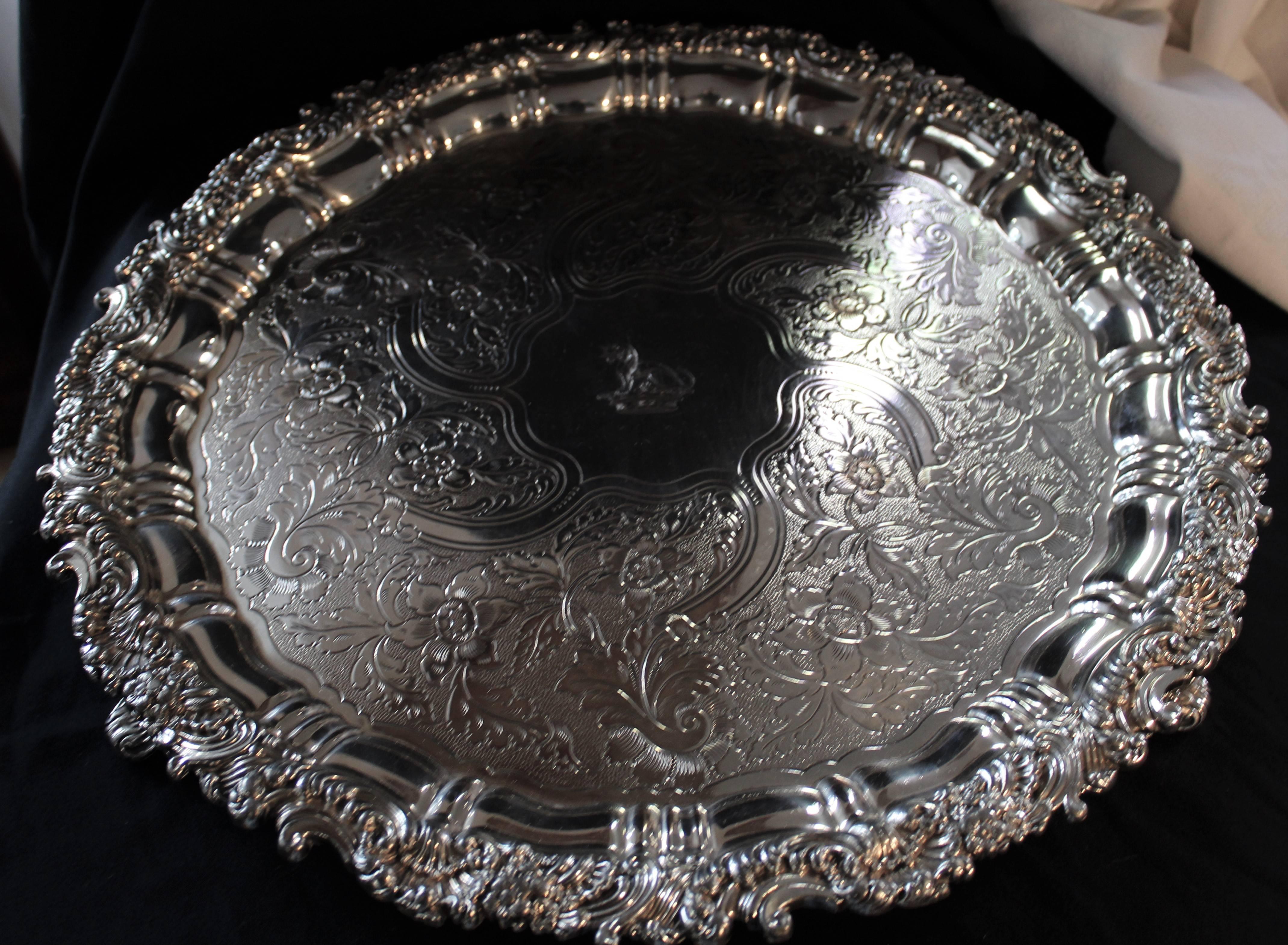 Plateau de Salver en crêpe argenté Sheffield du début du 19ème siècle Bon état - En vente à Hamilton, Ontario