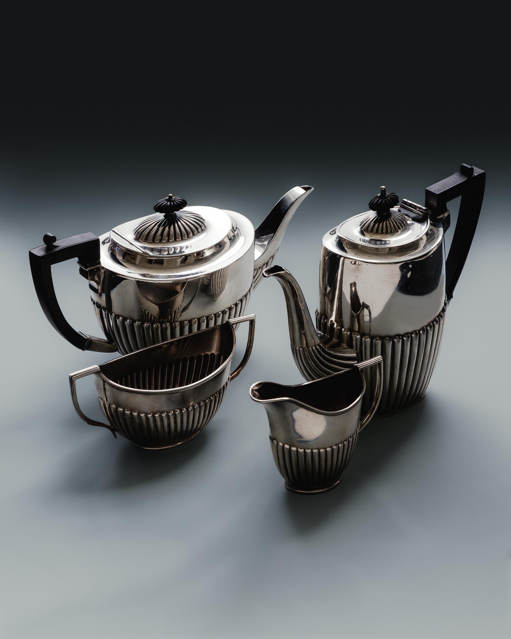 Sheffield Versilbertes Tee- und Kaffeeservice, 1950er Jahre. Englische Arbeit.
Bestehend aus einer Teekanne, einer Kaffeekanne, einem Milchkännchen und einer Zuckerdose. Jedes Stück verfügt über ein geriffeltes Dekor im unteren Teil und einen