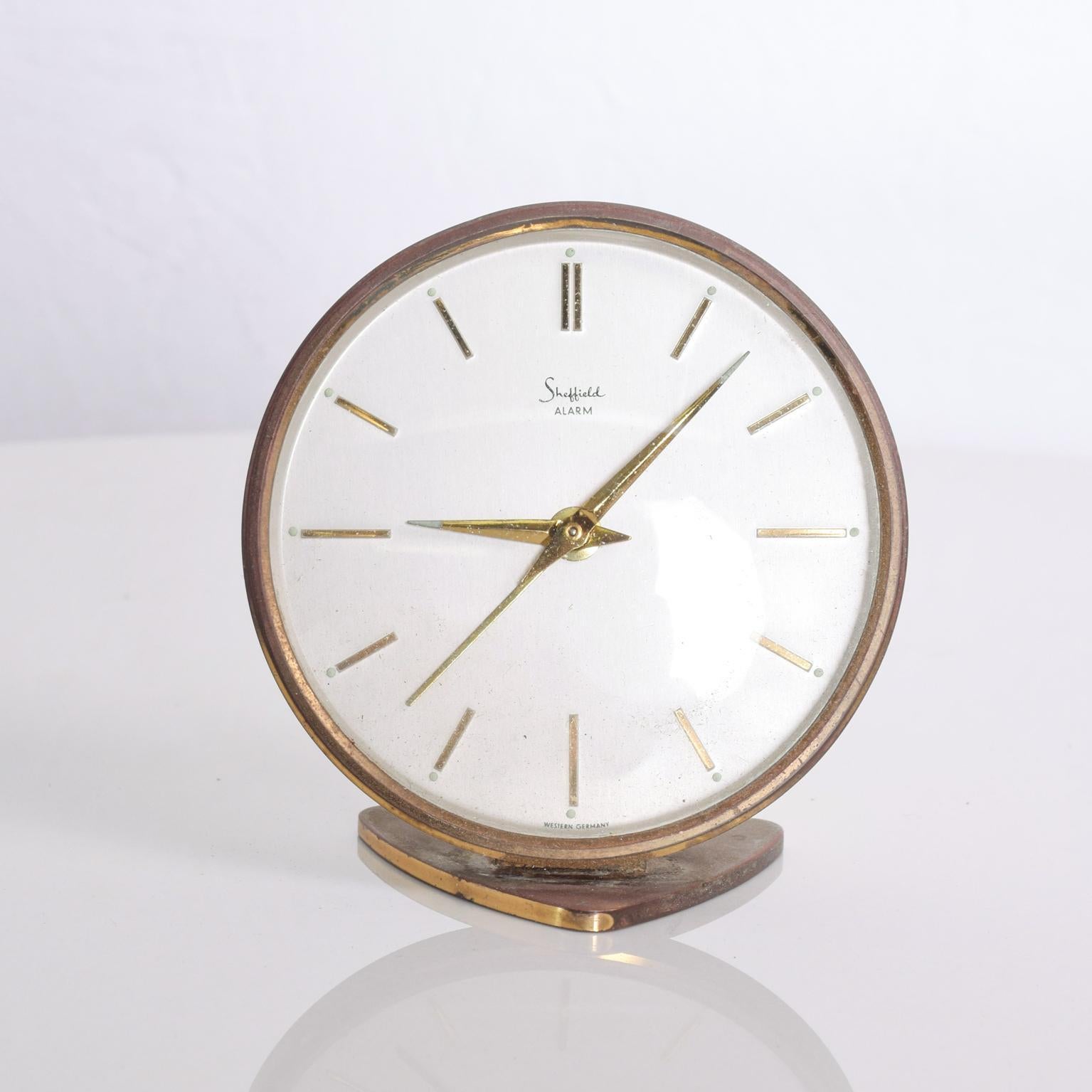 We are pleased to offer for your consideration a vintage clock by Sheffield West Germany. 

Brass body.

Dimensions: 3 1/2