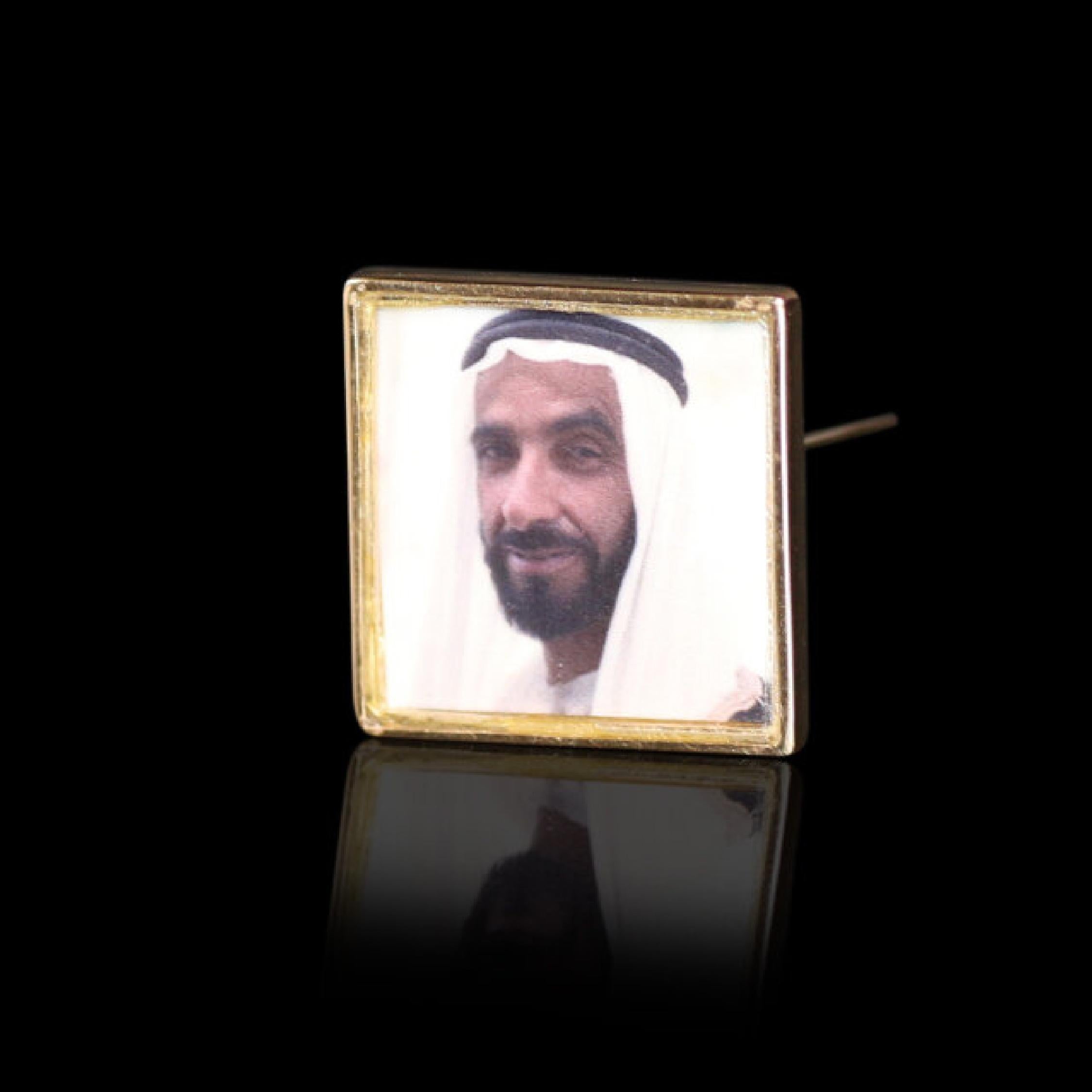 Sheikh Zayed Frame 18k Yellow Gold Customizable Brooch In New Condition For Sale In Dubai, AE