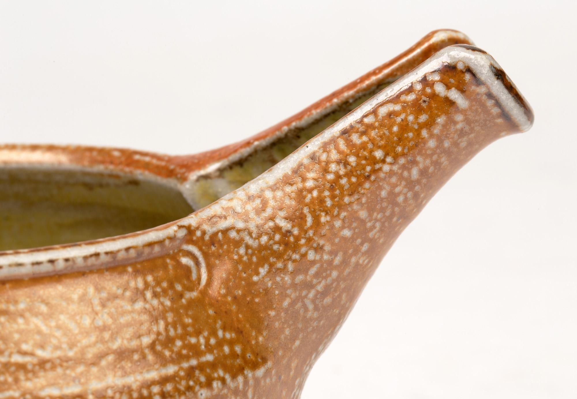 Aus einer sehr großen Studio-Pottery-Sammlung bieten wir diesen herrlichen britischen Studio-Pottery-Krug der bekannten Töpferin Sheila Casson an, der in Ross-On-Wye hergestellt wurde und aus der zweiten Hälfte des 20. Dieser stilvolle, bauchige