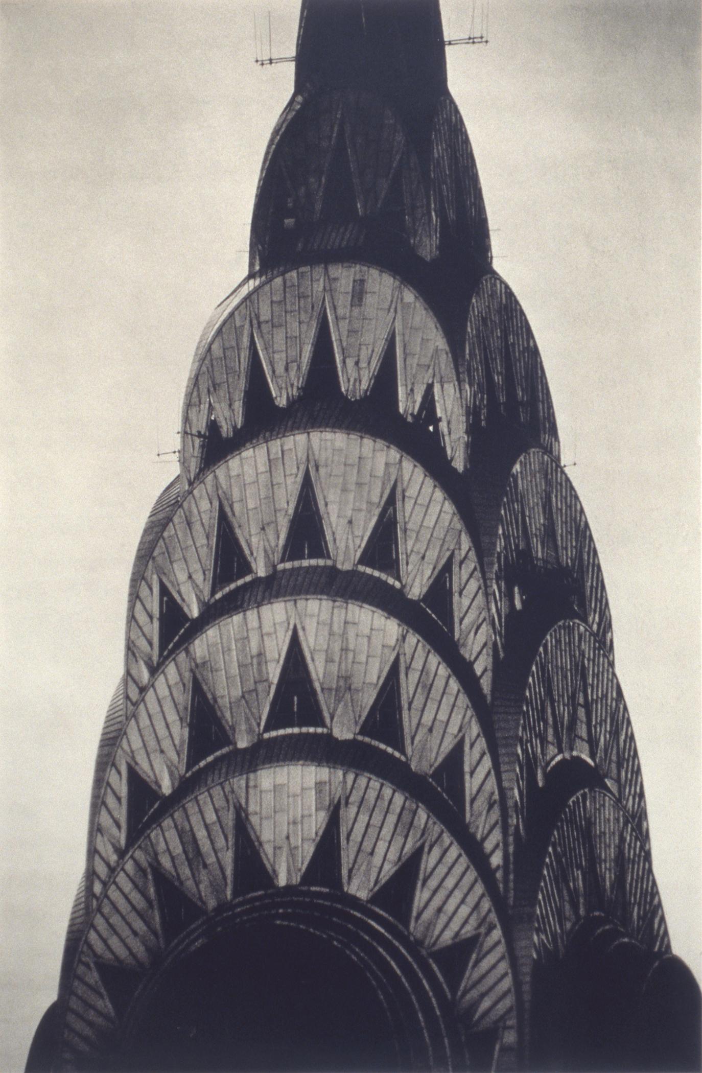 Color Photograph Sheila Metzner - Bâtiment Chrysler. New York City. 2000
