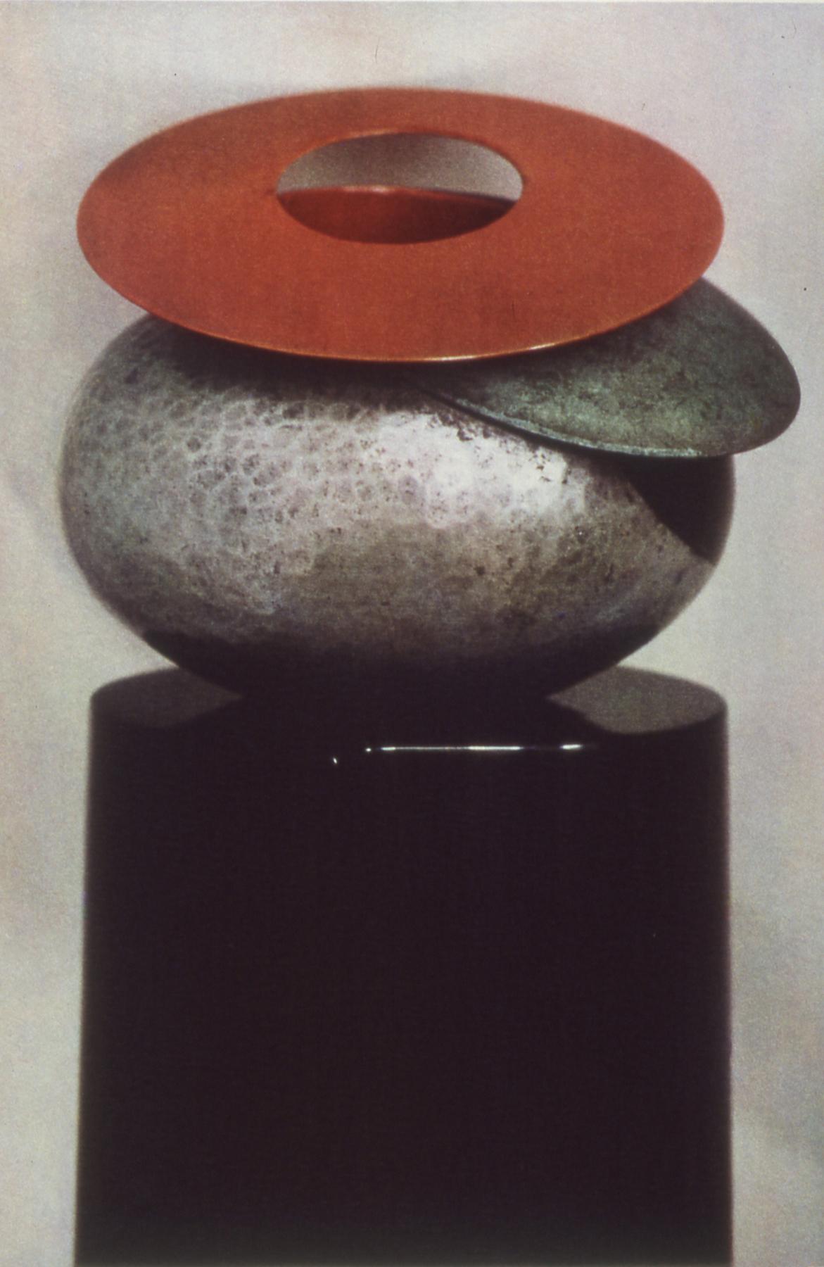 Sheila Metzner Color Photograph – Doppelter Flügel. Dunand-Vase. 1985