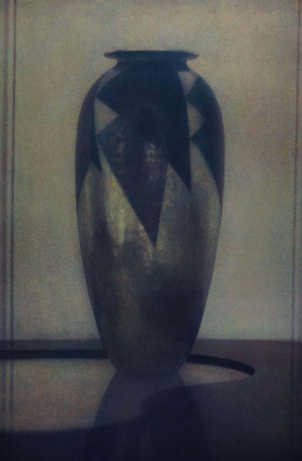 Sheila Metzner Color Photograph – Dunand-Vase. 1983