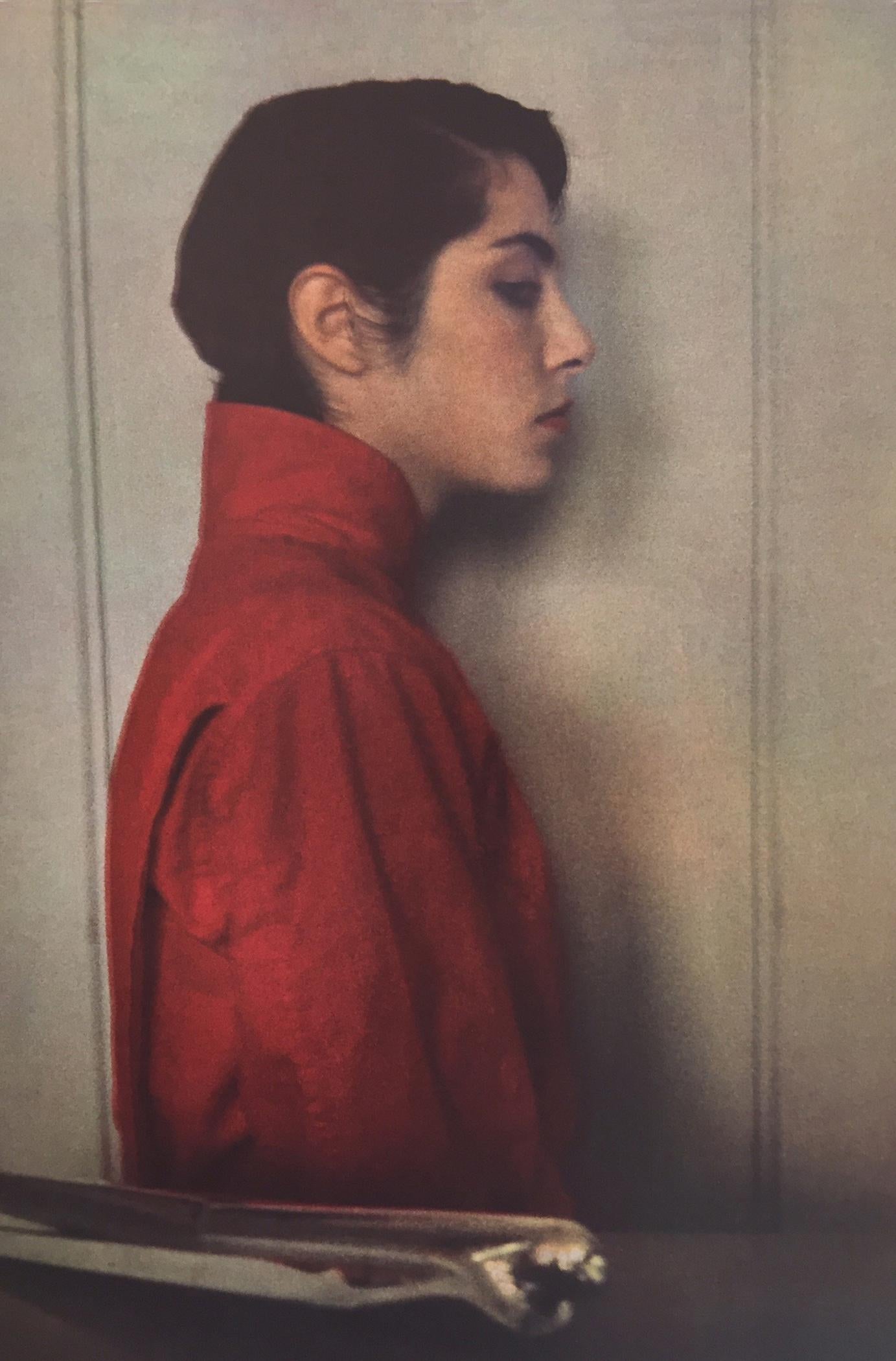 Color Photograph Sheila Metzner - Lisa Kalfus. Combinaison rouge. 1980