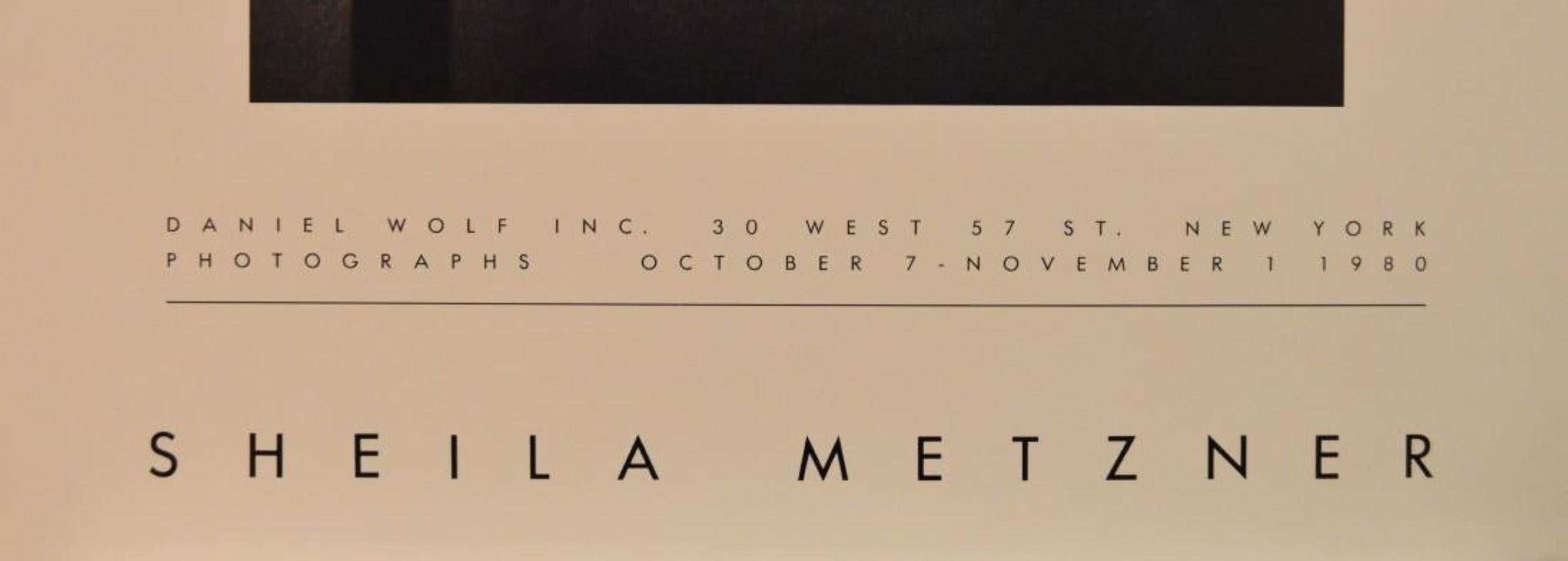 Poster-Daniel Wolf Inc. New York, Fotografien-Oktober 7. November 1980 – Print von Sheila Metzner