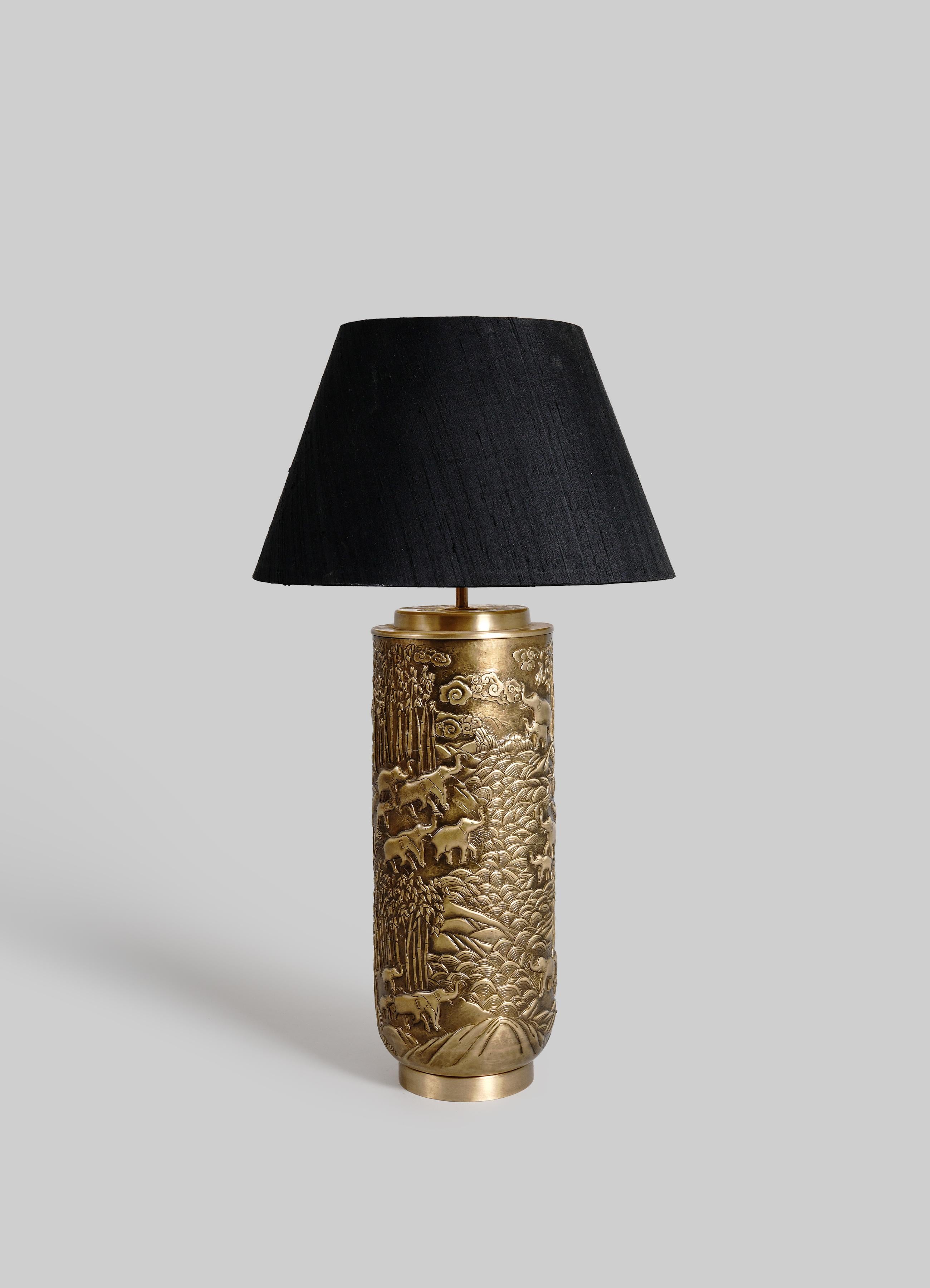 Lampada da tavolo Flower of Persia Repousse in ottone patinato, di Vikram Goyal

