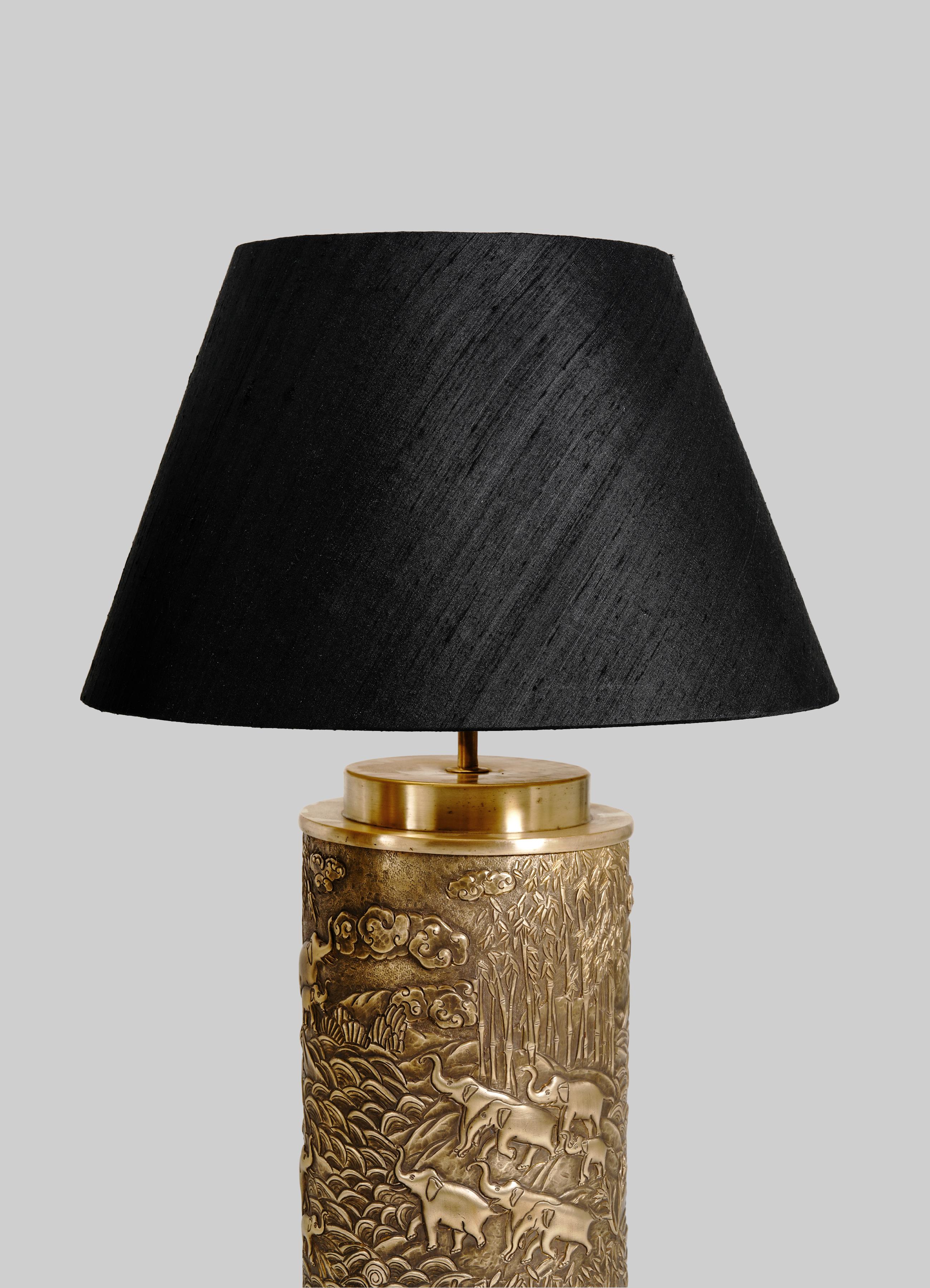 Lampada da tavolo Shekhawati Repousse in ottone patinato, di Vikram Goyal In condizioni Nuovo in vendita a Noida, DL