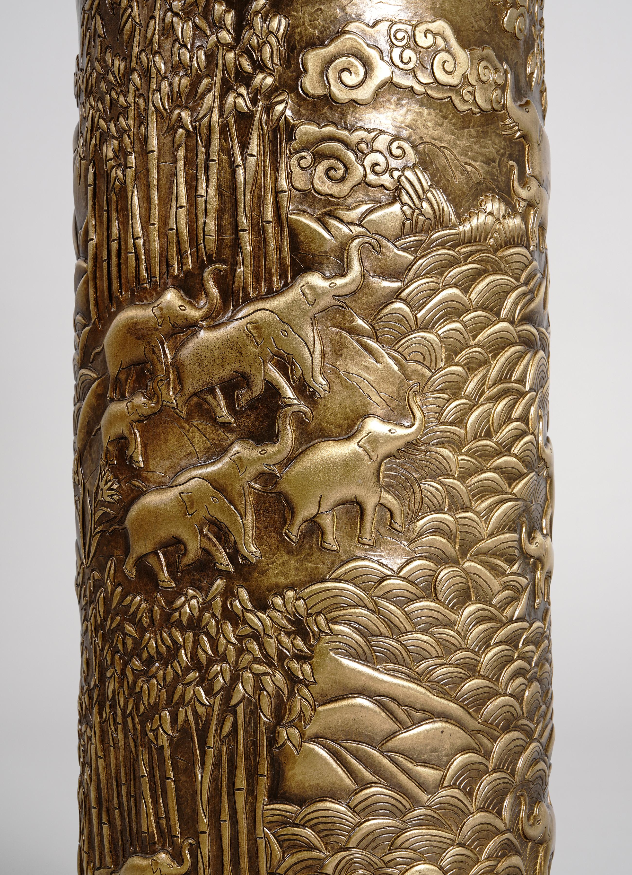 XXI secolo e contemporaneo Lampada da tavolo Shekhawati Repousse in ottone patinato, di Vikram Goyal in vendita