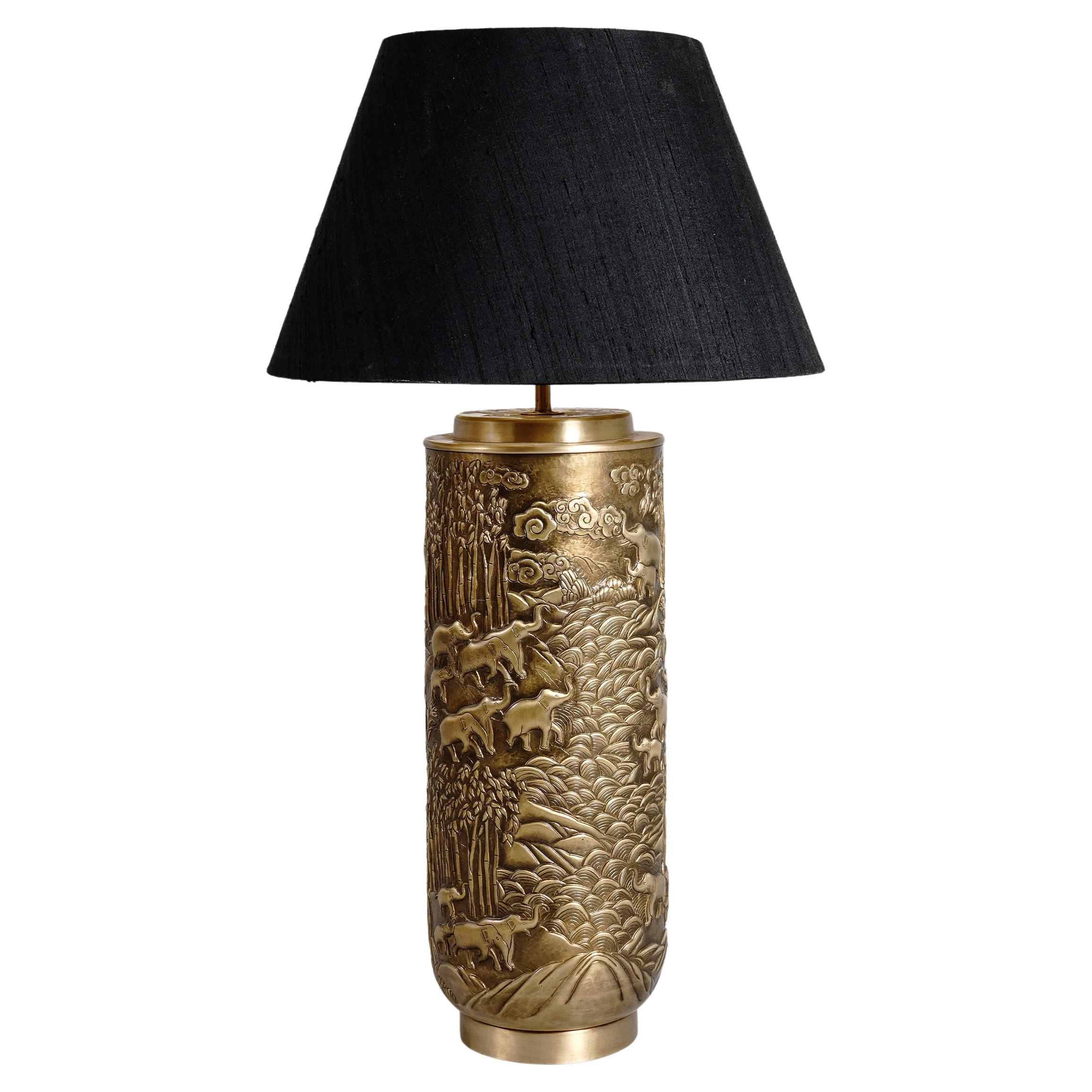 Lampada da tavolo Shekhawati Repousse in ottone patinato, di Vikram Goyal