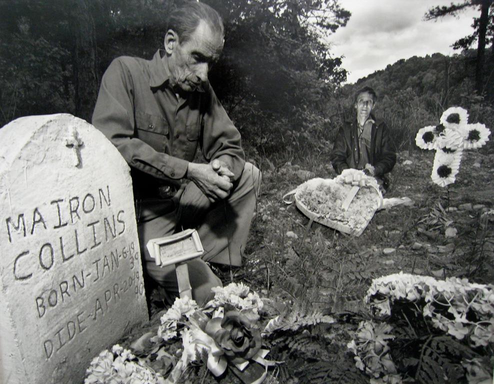 Portrait Photograph di Shelby Lee Adams - I fratelli sulla tomba di Bother e della madre
