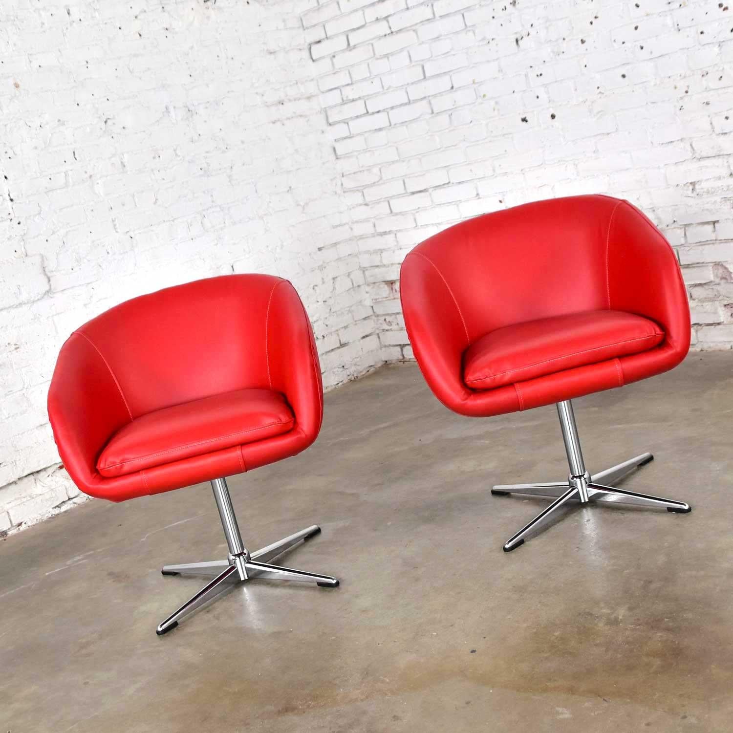 Shelby Williams MCM Drehbare Eimerstühle mit drehbarem Sockel aus rotem Vinyl-Kunstleder und Chrom-X-Sockel (Moderne der Mitte des Jahrhunderts) im Angebot