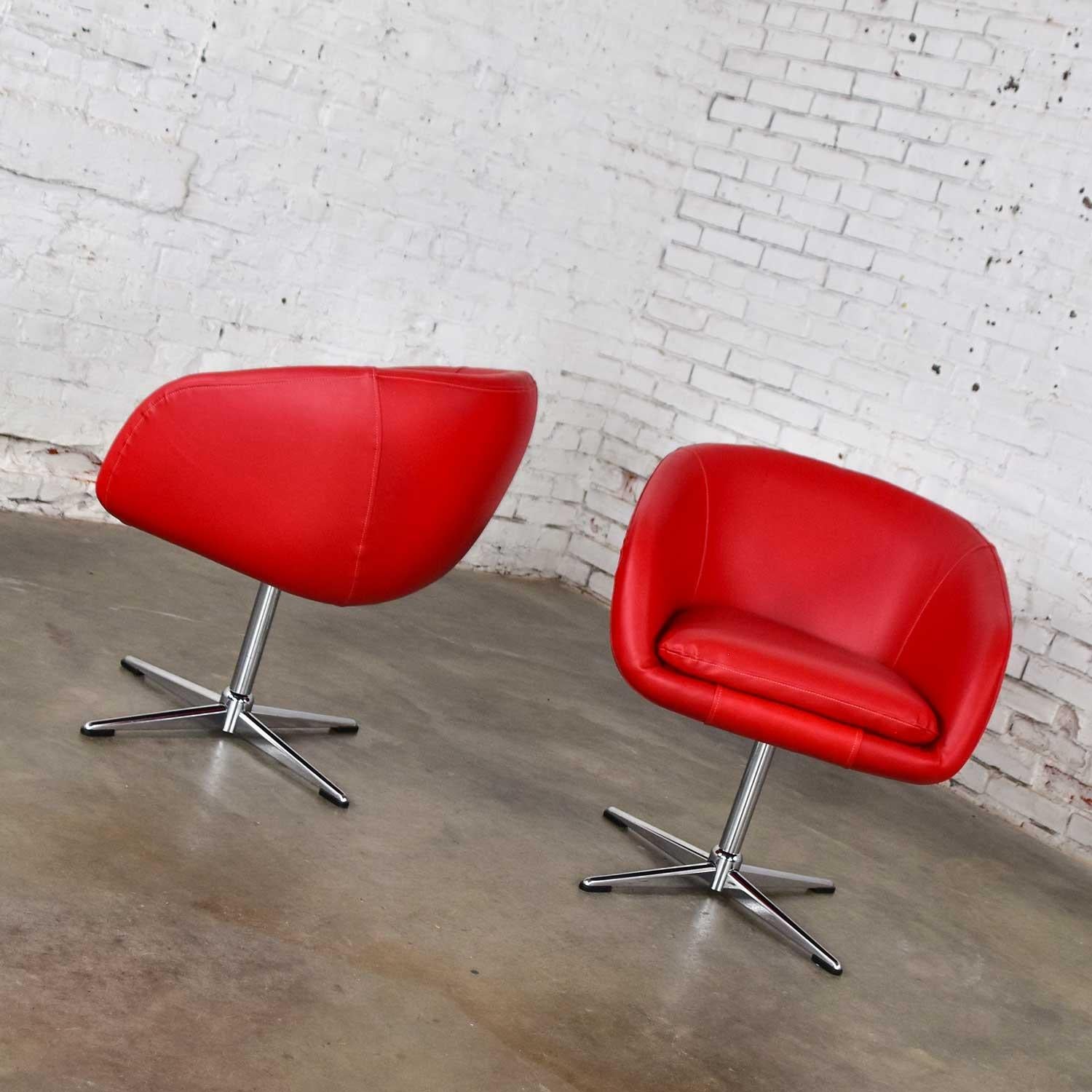 Chaises pivotantes MCM Shelby Williams en vinyle rouge, faux cuir et base en X chromée Bon état - En vente à Topeka, KS