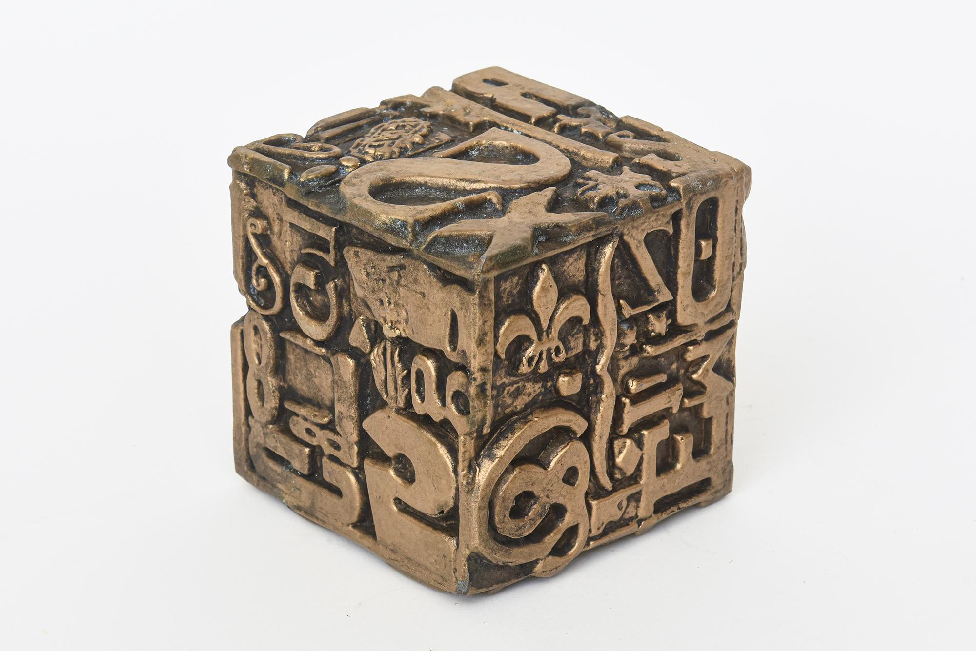 Mid-Century Modern Sculpture cube typographique Alpha vintage Sheldon Rose en vente