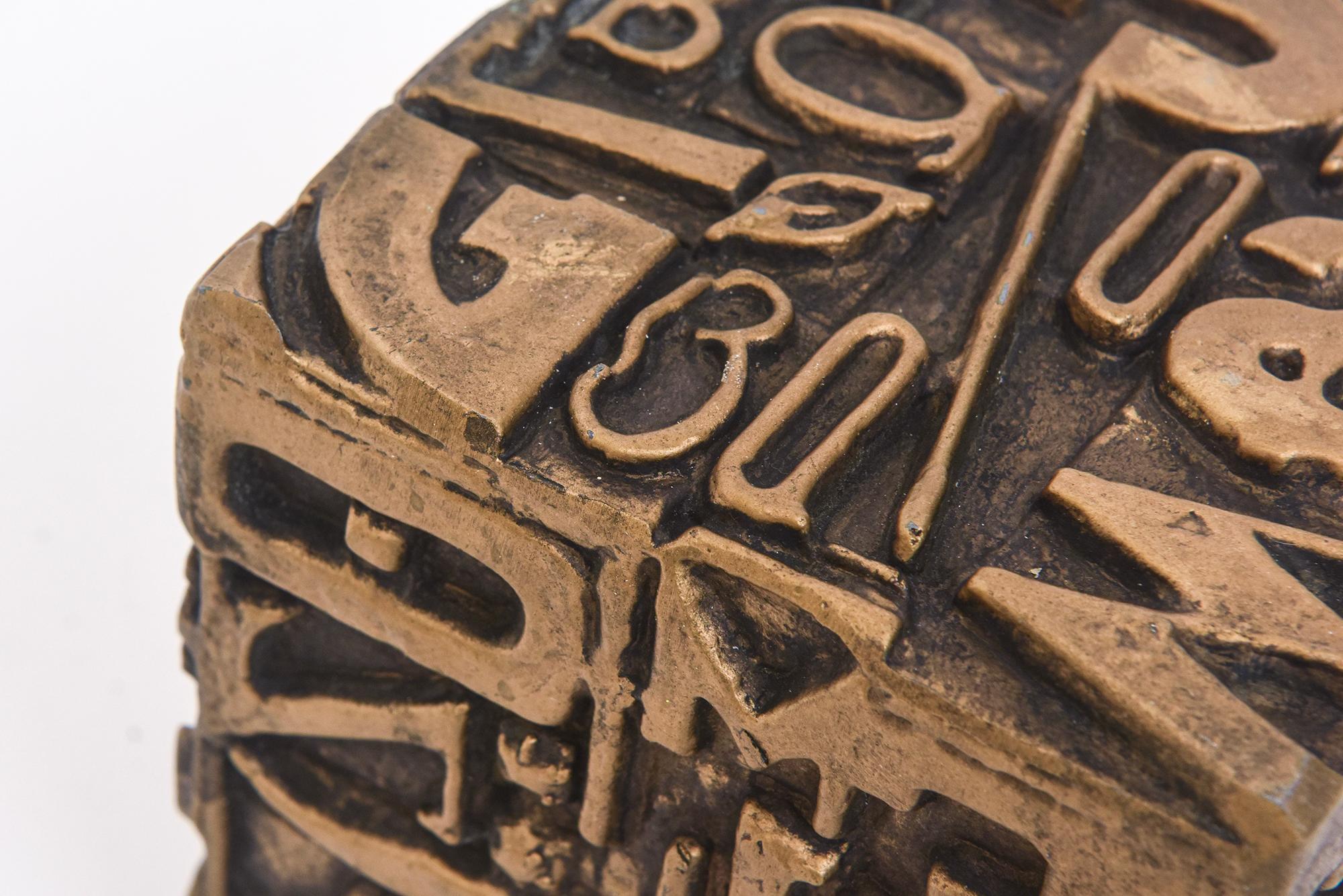Milieu du XXe siècle Sculpture cube typographique Alpha vintage Sheldon Rose en vente