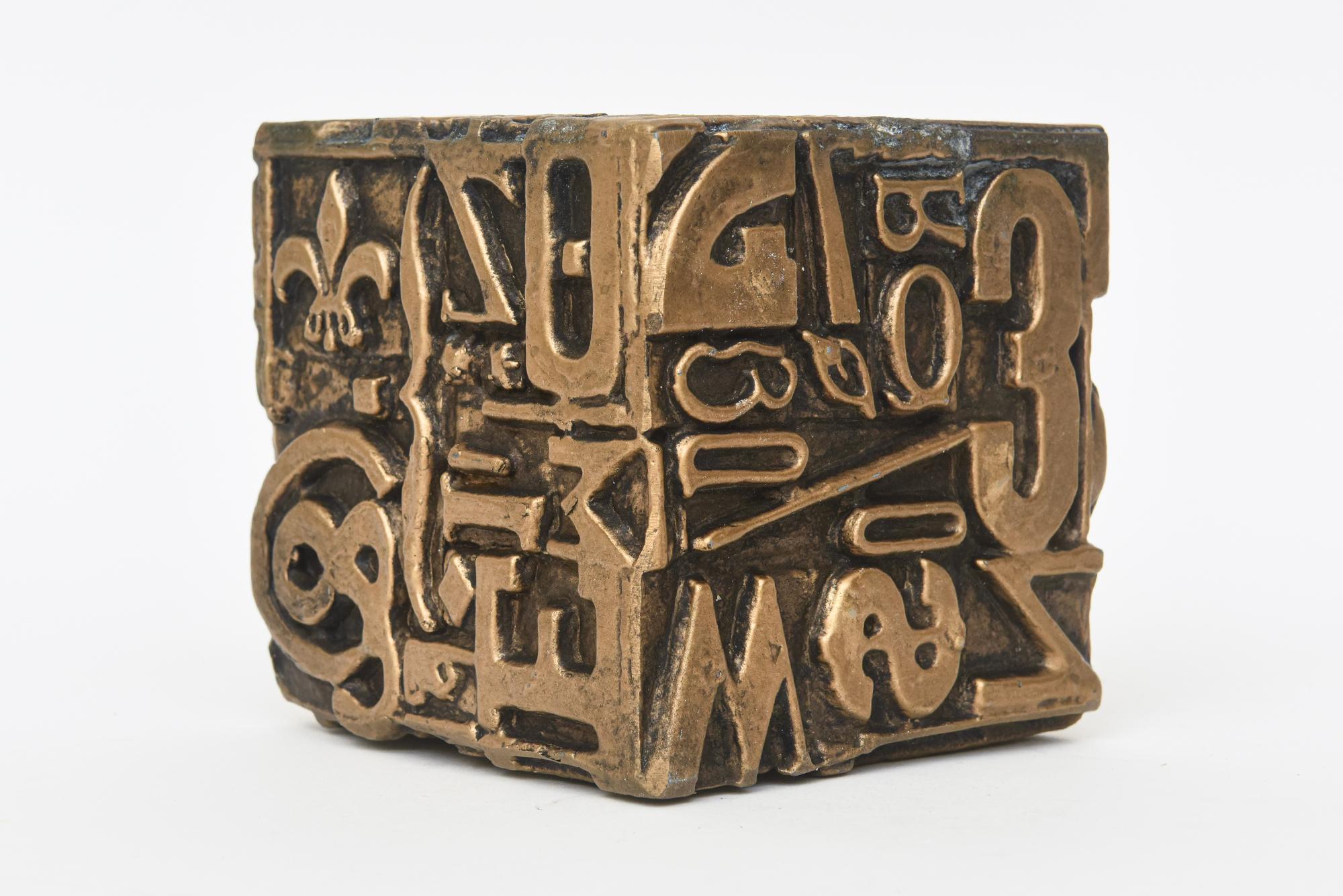 Métal Sculpture cube typographique Alpha vintage Sheldon Rose en vente