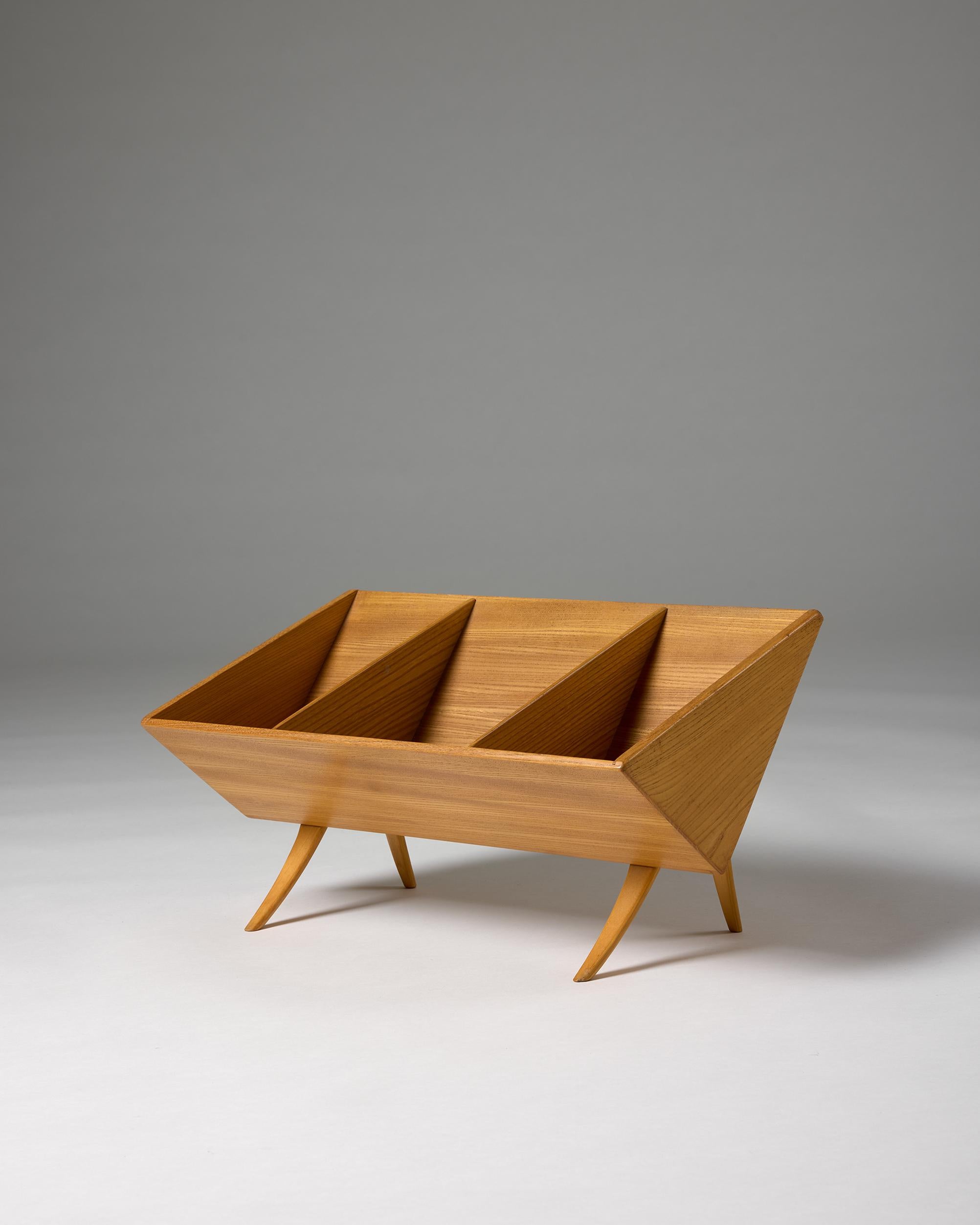 Shelf ‘Book crib’ model T-709 designed by Bruno Mathsson for Firma Karl Mathsson, Sweden, 1961.

Frame in elm, legs in laminated beech.

Stamped.

H: 25.5 cm / 10