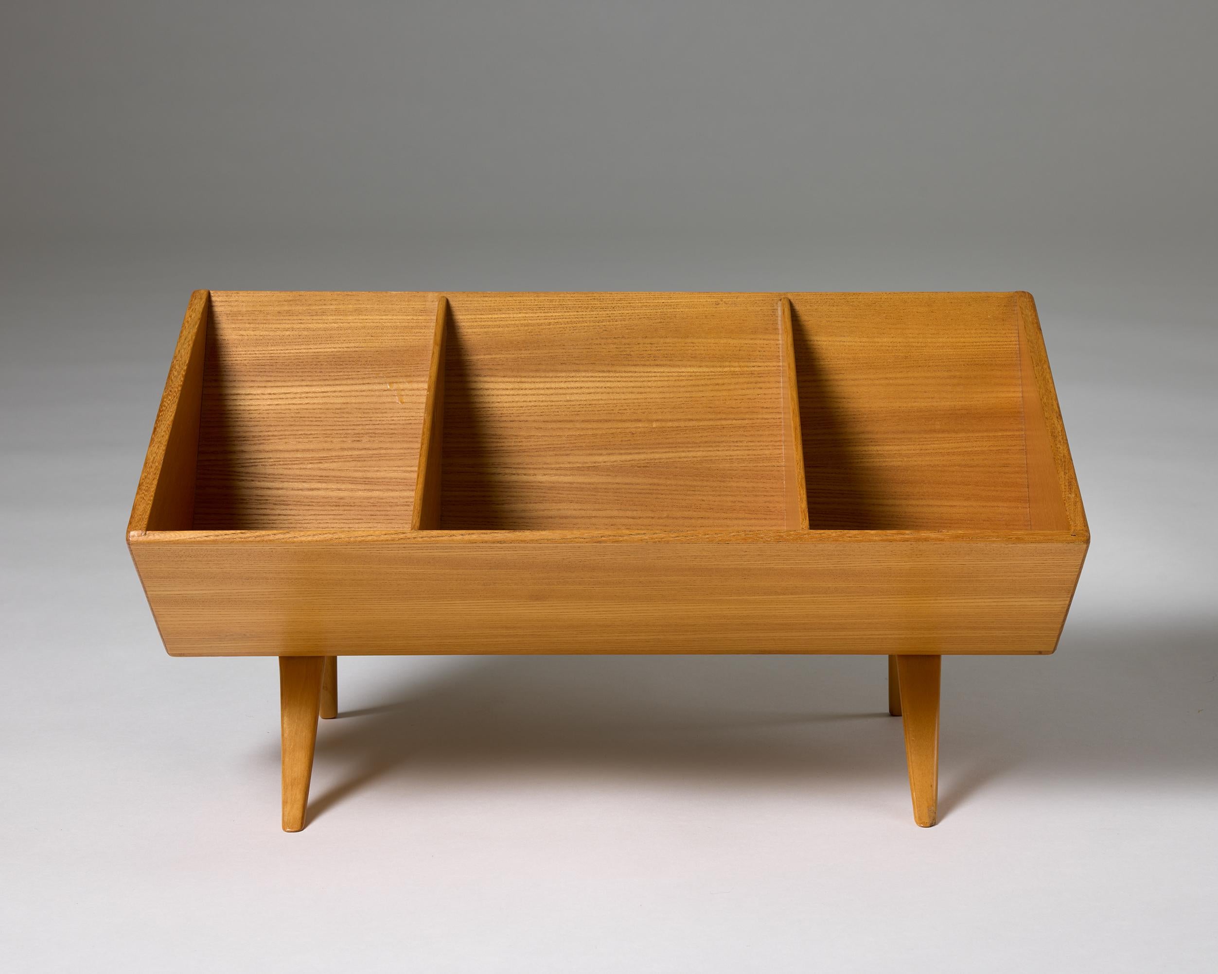 Shelf ‘Book crib’ designed by Bruno Mathsson for Firma Karl Mathsson, 1961 In Good Condition For Sale In Stockholm, SE