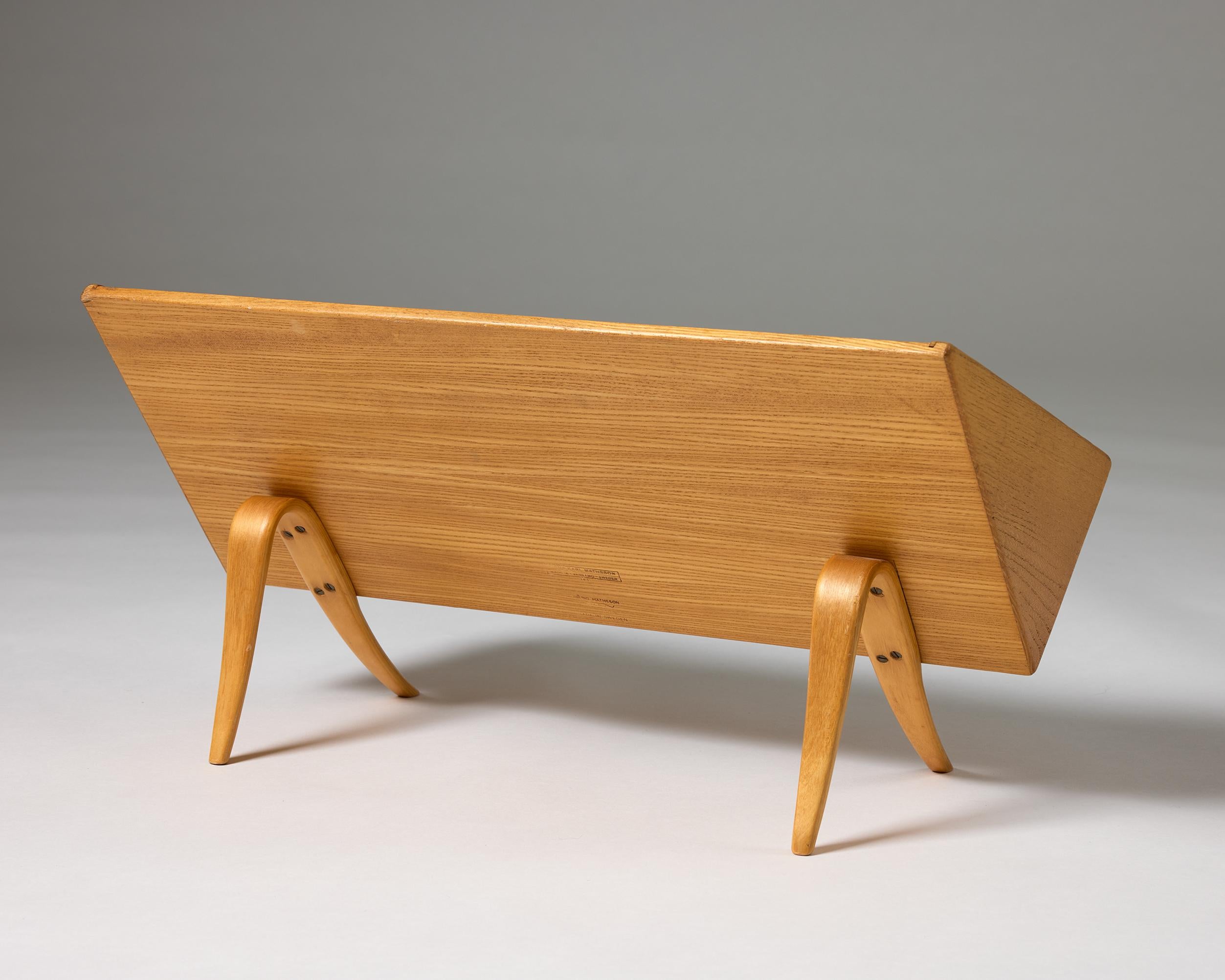 Beech Shelf ‘Book crib’ designed by Bruno Mathsson for Firma Karl Mathsson, 1961 For Sale