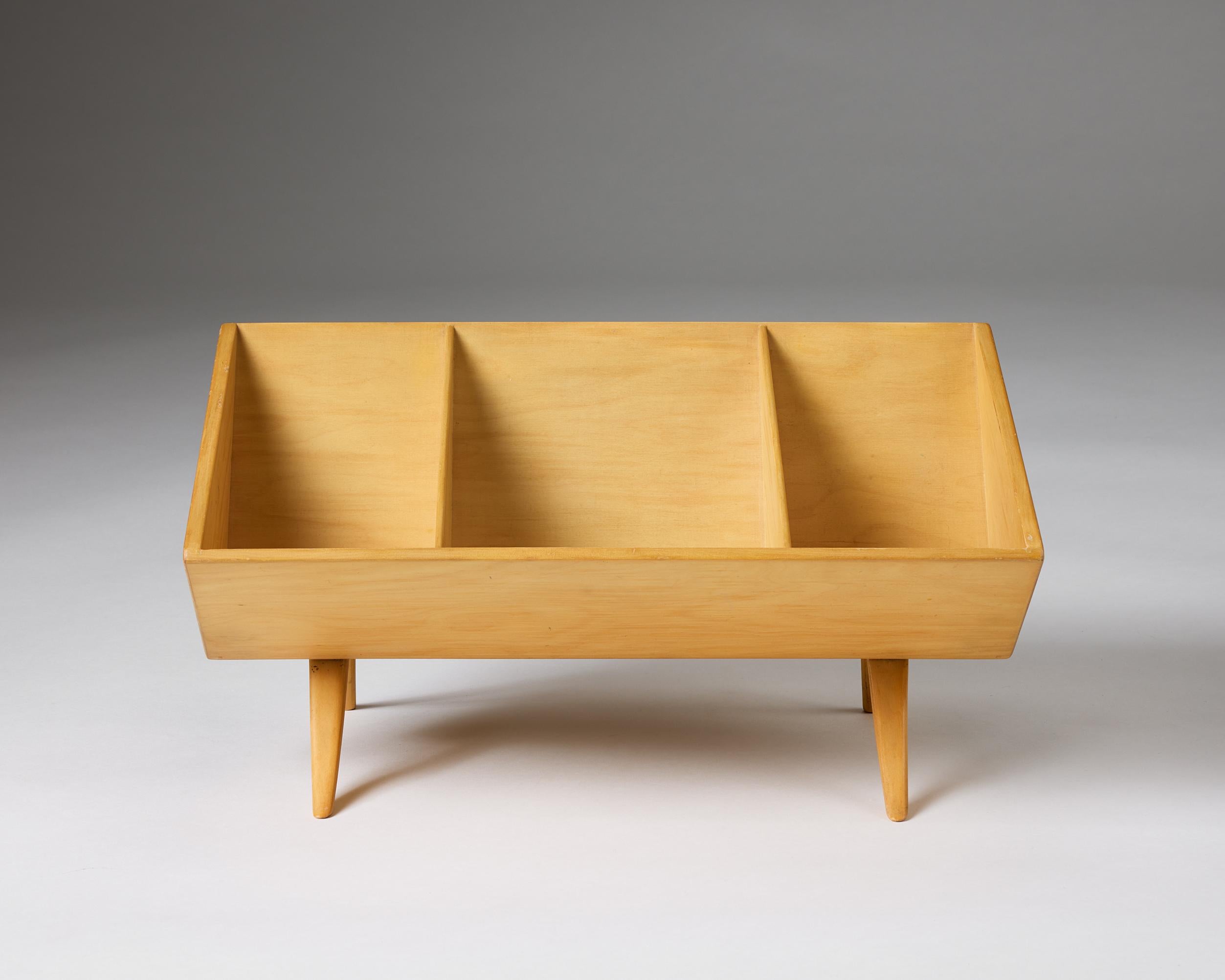 Swedish Shelf 'Book crib' model T-709 Designed by Bruno Mathsson for Firma Karl Mathsson For Sale