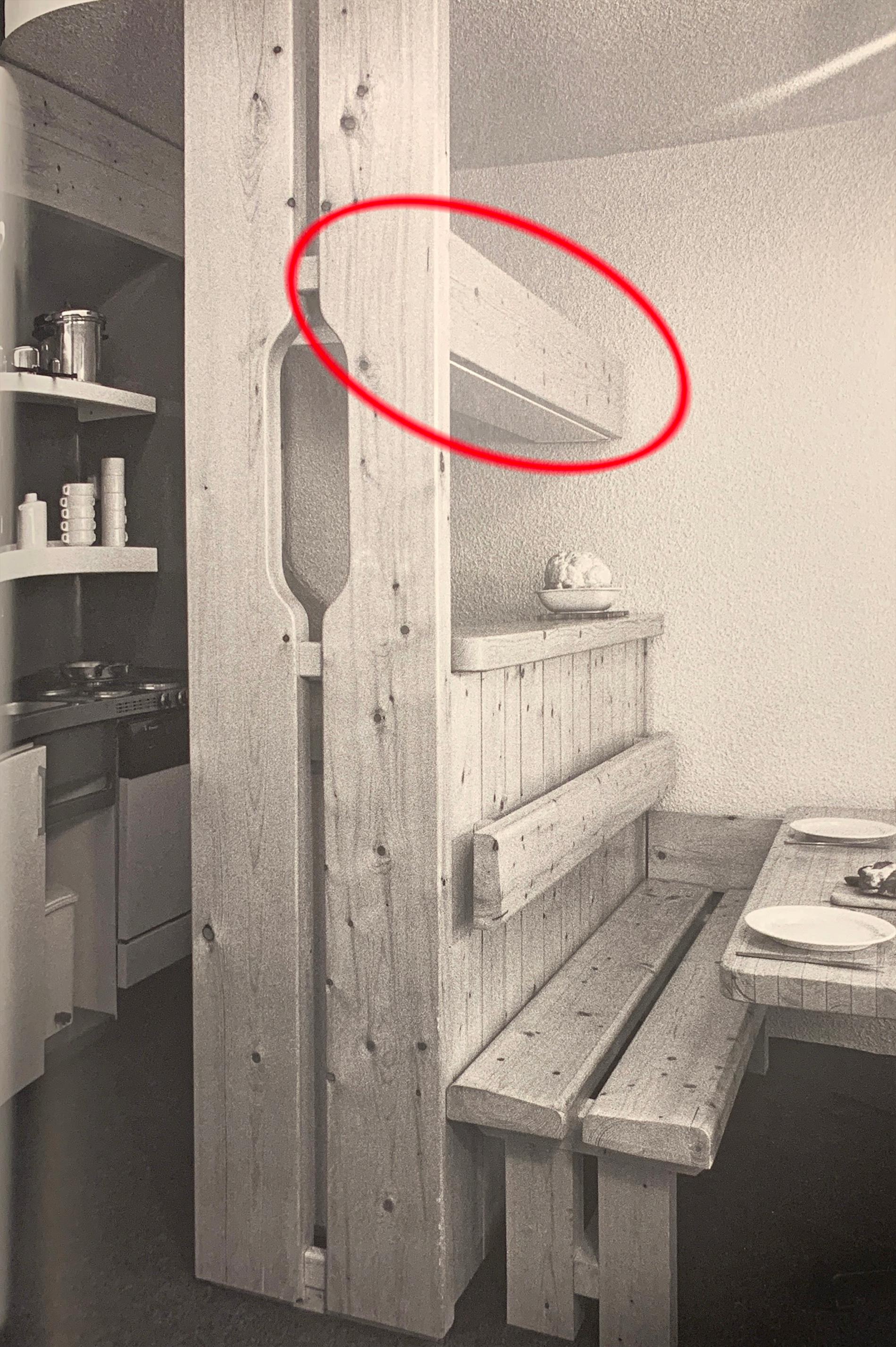 Scaffale progettato da Charlotte Perriand per Les Arcs, una stazione sciistica nelle Alpi. La fotografia in bianco e nero mostra una cucina di Les Arcs 1800, Résidence La Nova con lo scaffale evidenziato.

Prodotto in Francia negli anni '60 o '70.