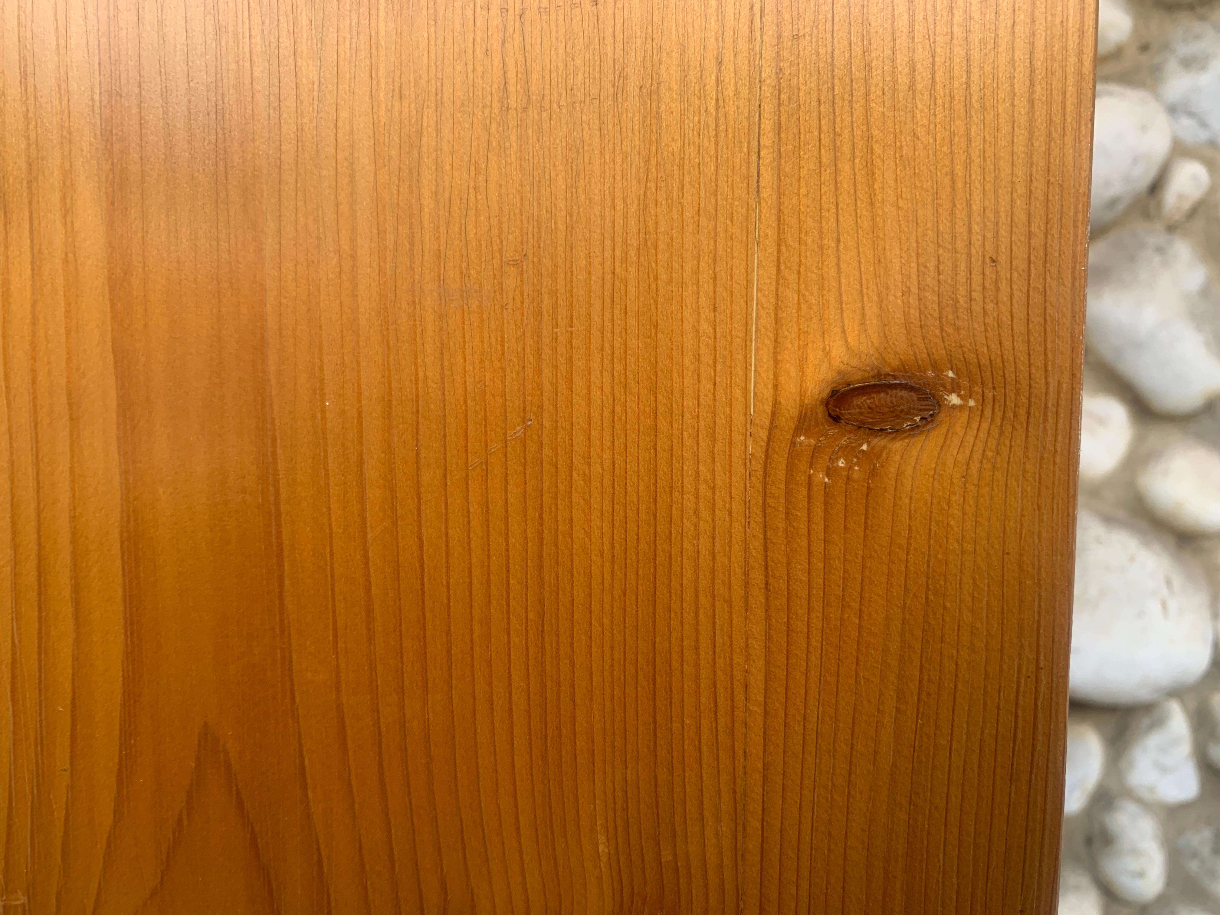 XX secolo Scaffale di Charlotte Perriand per la stazione sciistica Les Arcs 1800, Pineta, anni 1960-70 in vendita