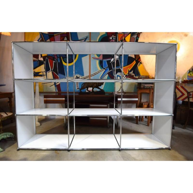 Shelf by Fritz Haller for USM Haller

Vintage Design
Original USM Haller modular shelf, having all its panels to arrange the element completely or partially.

Additional information:
Materials: Plastic
Color: White
Design Period: 1960 to 1969
Year:
