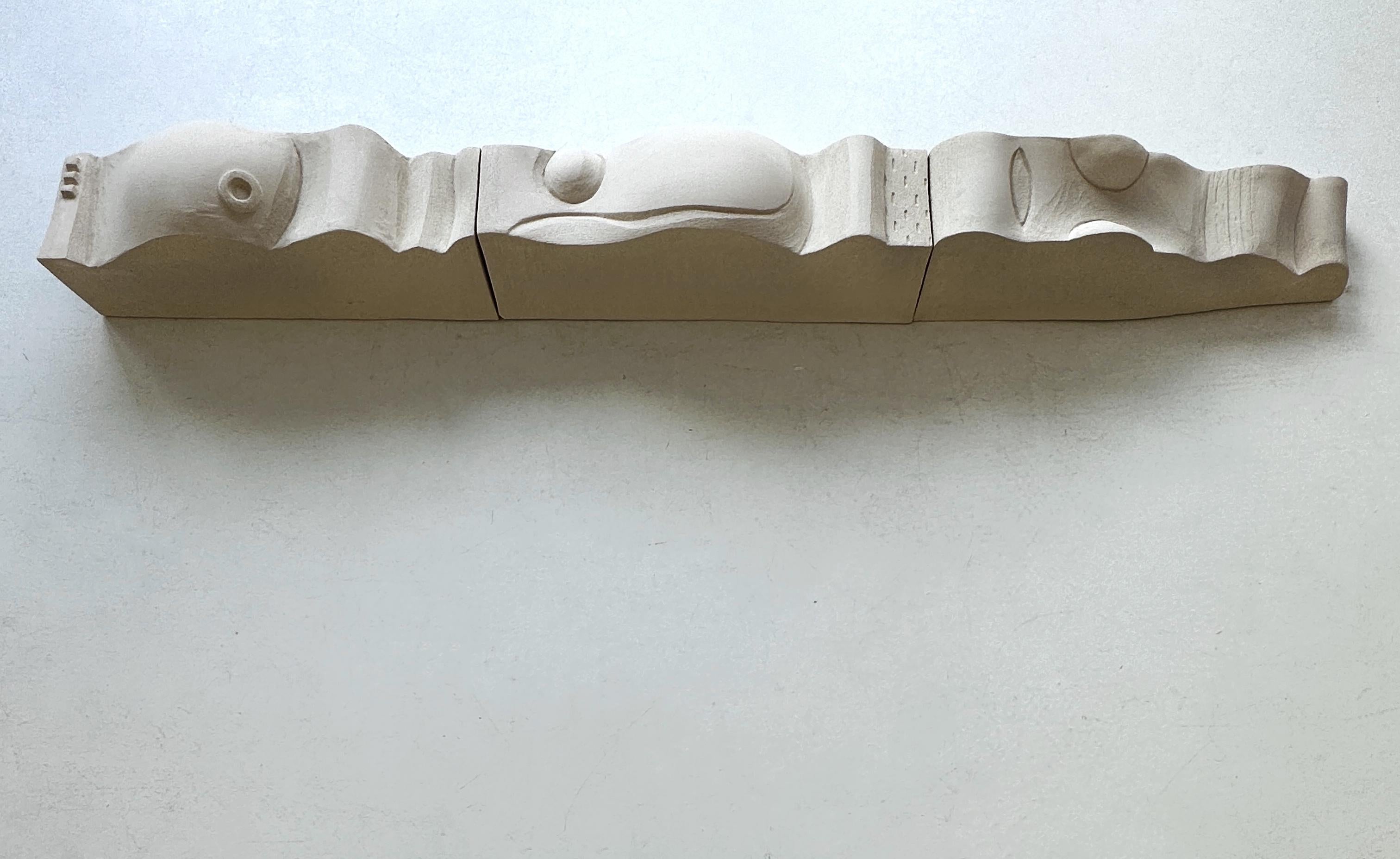 Regal von Olivia Cognet
Abmessungen: B 210 x T 15 x H 20 cm
MATERIALIEN: Keramisch.
Modul mit 3 Teilen.

Jede von Olivias handgefertigten Kreationen ist ein einzigartiges Kunstwerk, der Schnappschuss eines kostbaren Moments in einer Welt des
