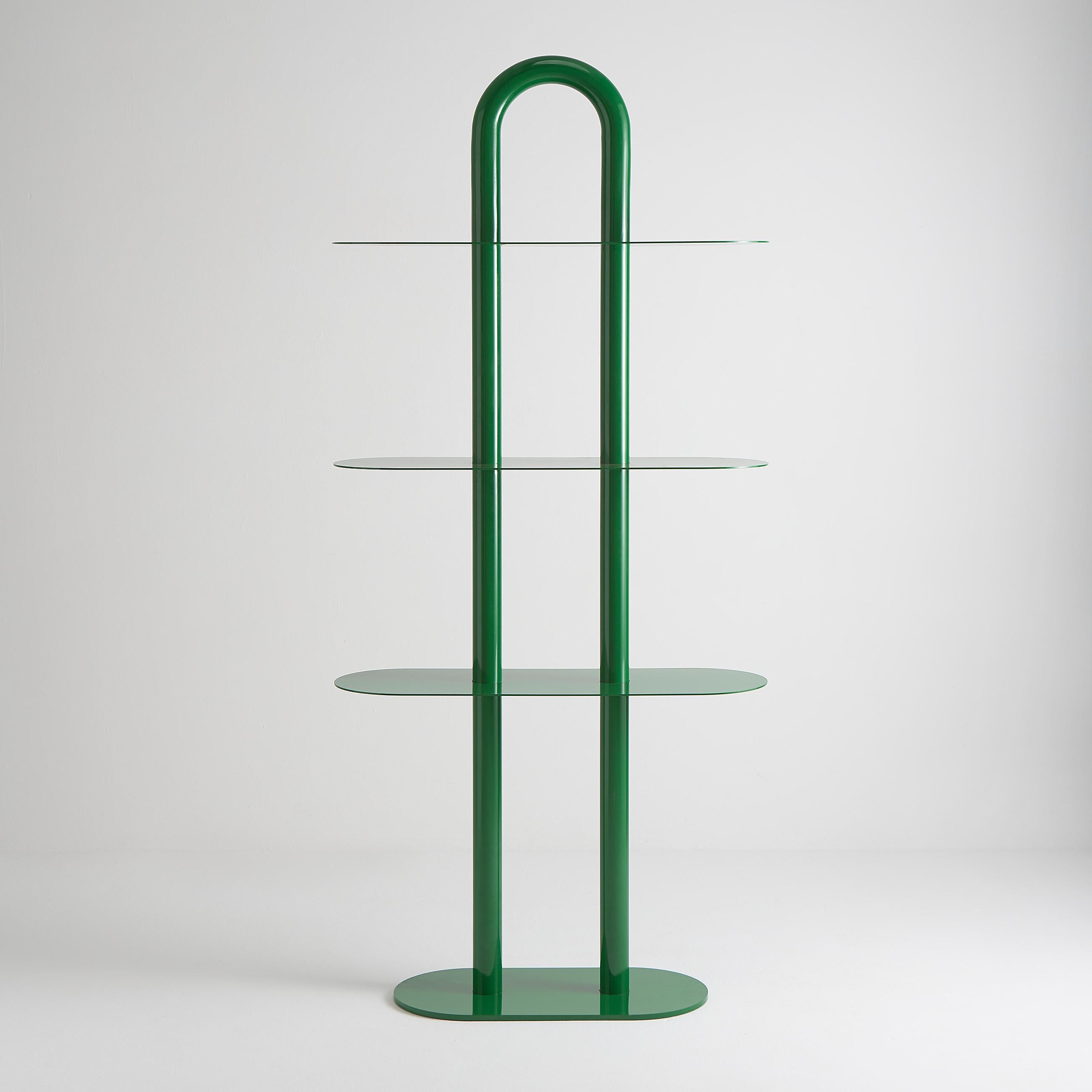 Un elemento comune nelle case in acciaio, la curva a 180º è il punto di partenza per lo sviluppo della collezione. Utilizzando questo elemento di origine industriale e formato organico, cerchiamo di creare pezzi piacevoli, che trasmettano morbidezza