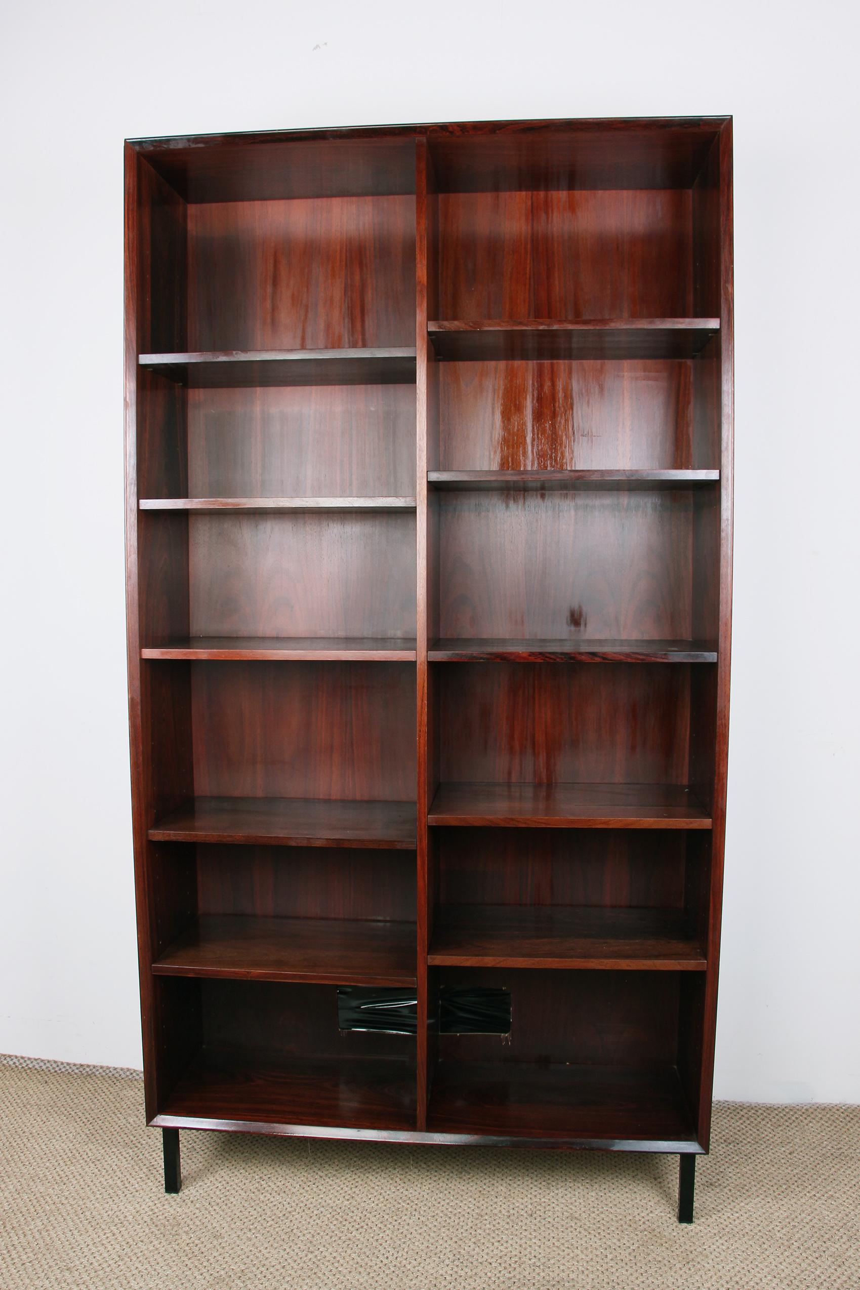 Large open Scandinavian bookcase. 2 Large boxes each with 5 shelves, 4 of which can be adjusted in height. Sober and elegant design. Very functional piece of furniture.