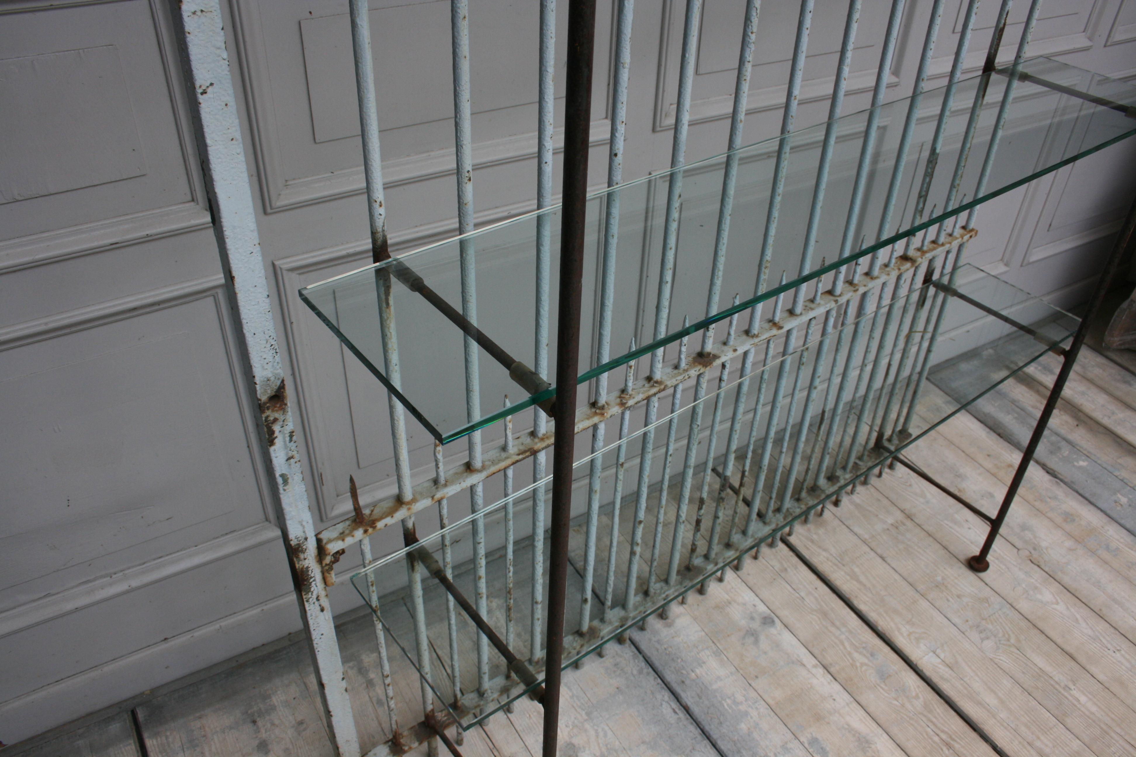 Regal aus altem Zaun mit Glasregale im Angebot 6