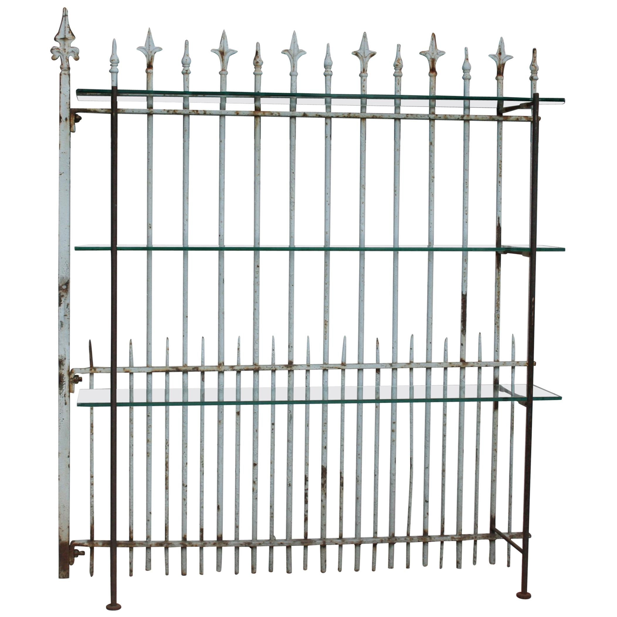 Regal aus altem Zaun mit Glasregale