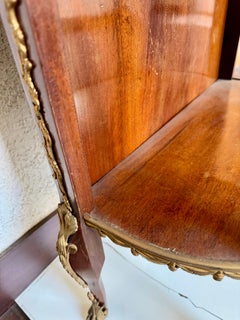 Etagère en acajou et bronze