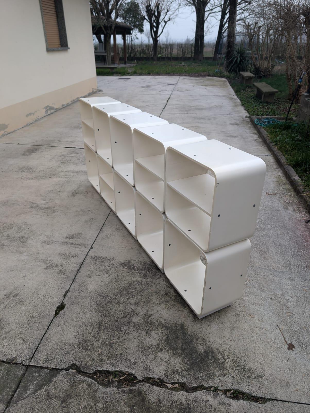 Introducing this stunning White Lacquered Wooden Shelf Unit and Library created by the legendary Italian architect and designer Carlo de Carli at the turn of the 1960s and 1970s. This piece embodies a perfect blend of form and function, bearing the
