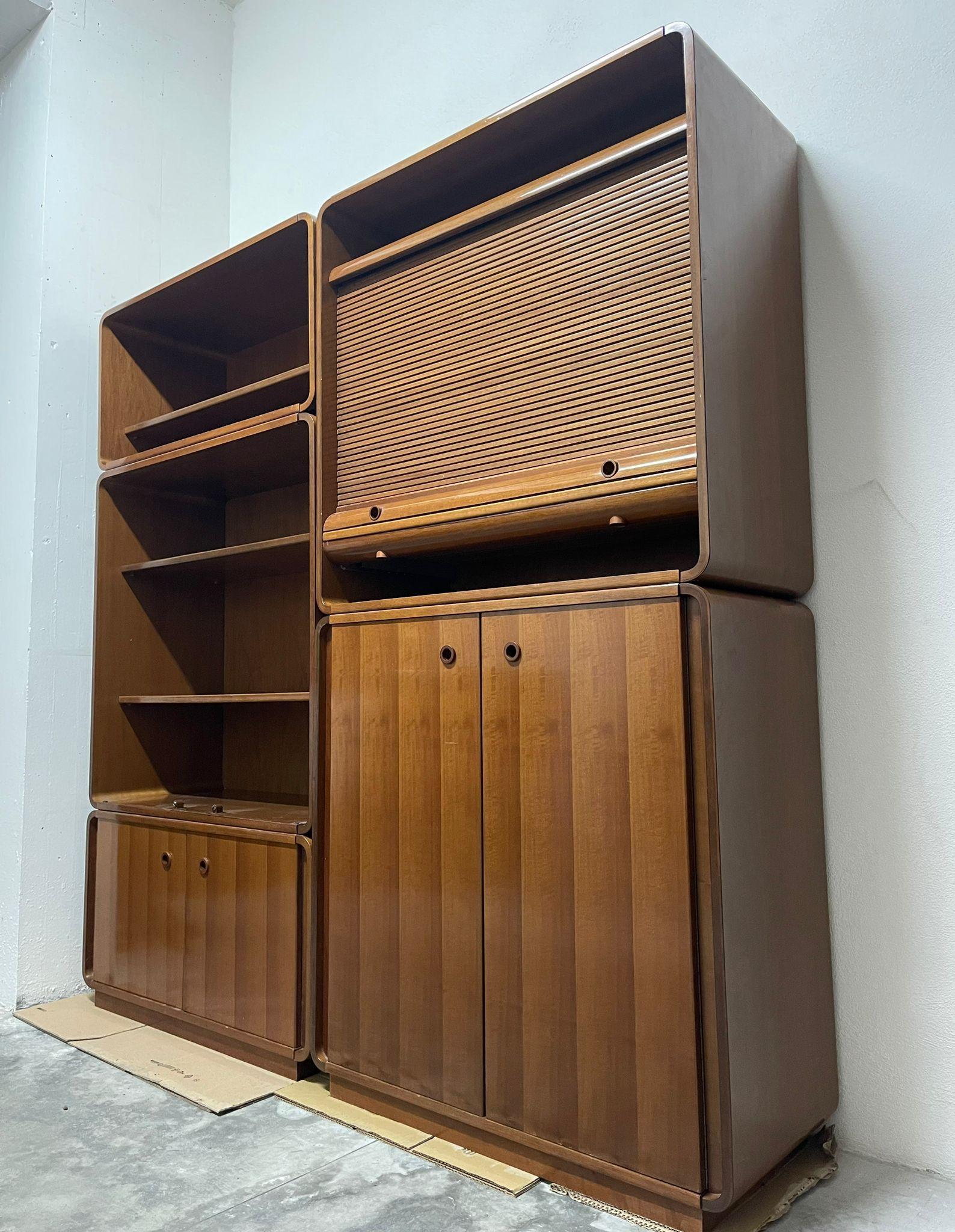 Mid-Century Modern shelf unit italian national walnut of 1970 made by company mobilia For Sale