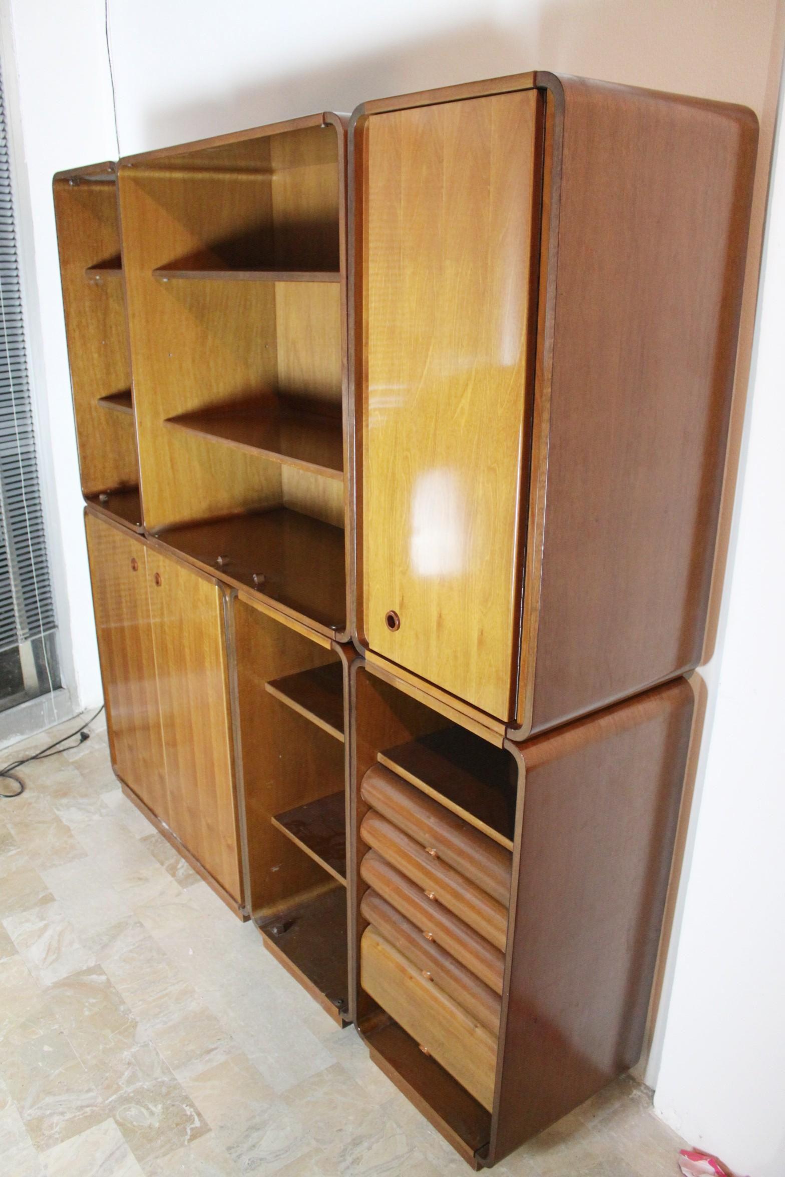 Walnut shelf unit italian national walnut of 1970 made by company mobilia For Sale