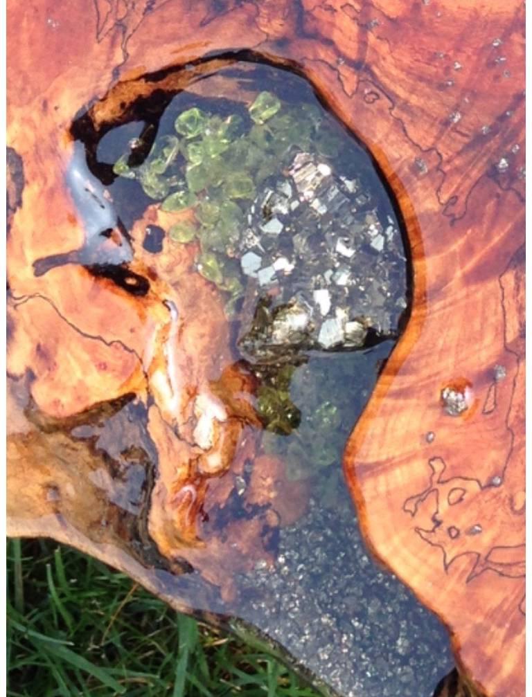 Fait main Étagère en bois d'érable incrustée de péridots, citrine, pyrite et émeraudes scintillantes par Danna Weiss  en vente