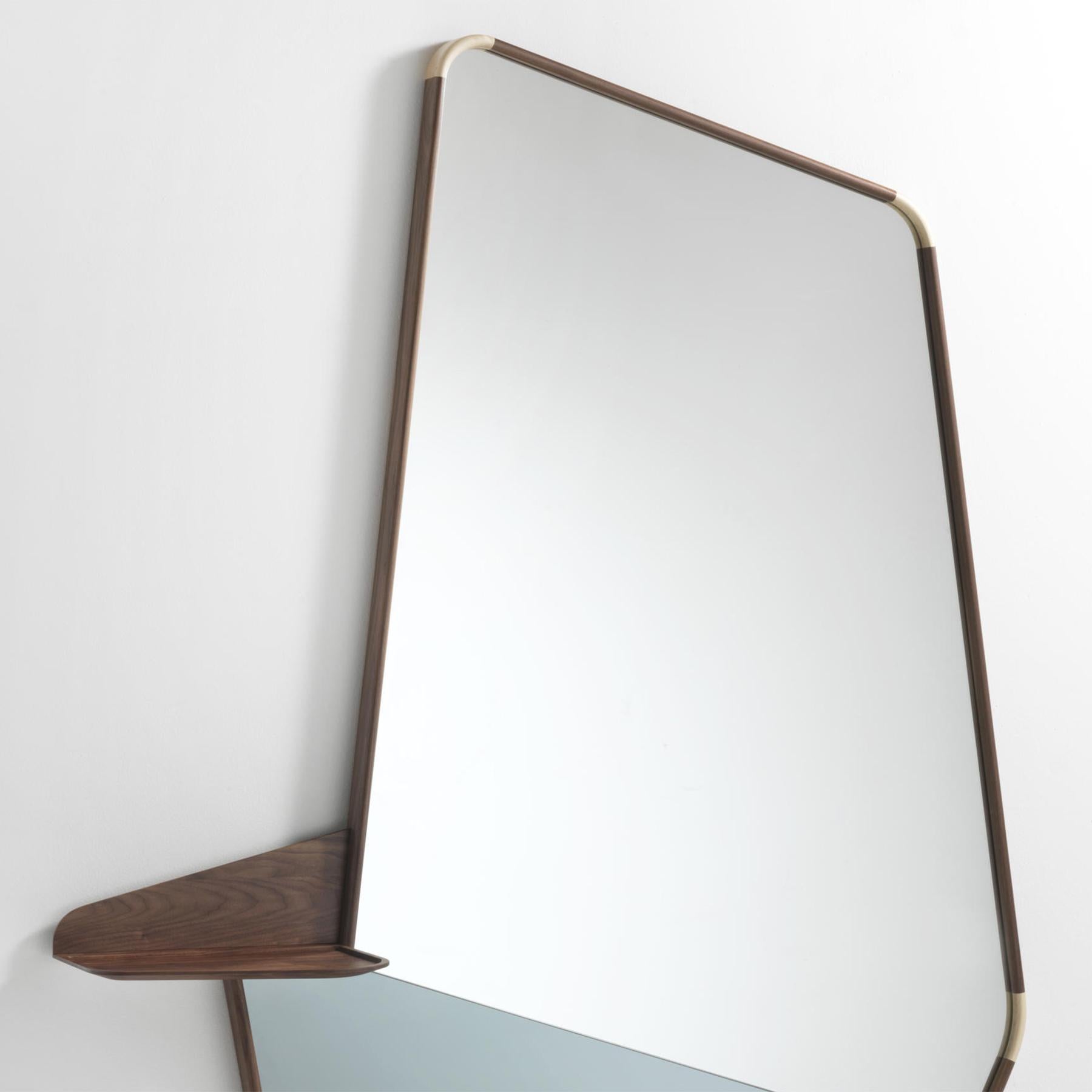 Mirror Shelfy walnut with frame in solid walnut wood
and with maple insert. With clear mirror glass (up) and with
smocked mirror glass (down). With walnut shelf on the
left included in the mirror frame.
Shelf dimensions: L 40 x D 27 cm, shelf height