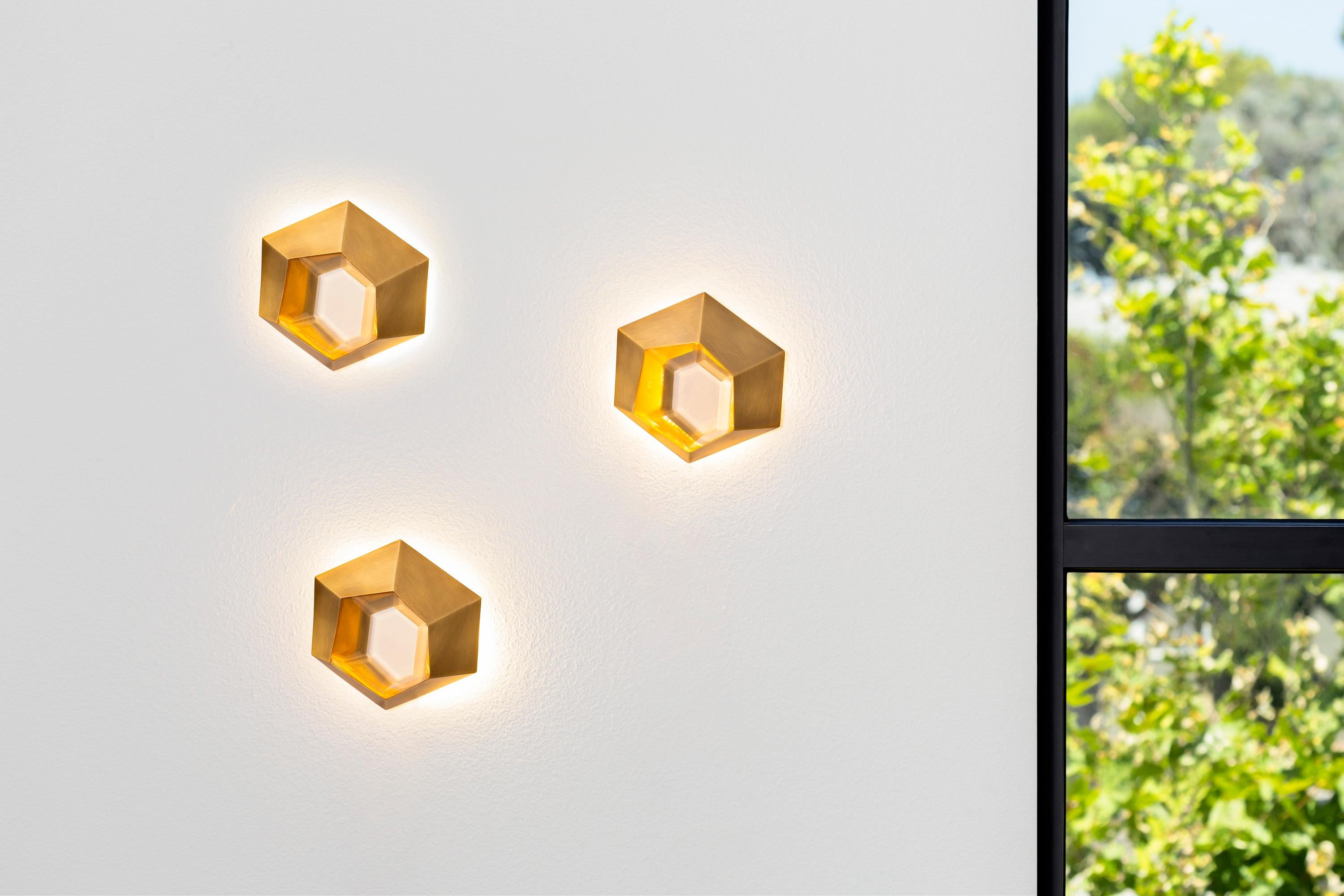 Trasforma il tuo spazio con il fascino radioso di Shell Wall Sconce. Questo apparecchio di ottima fattura presenta una miscela perfetta di ottone antico e cristallo, che unisce un design senza tempo alla moderna tecnologia di illuminazione. Il