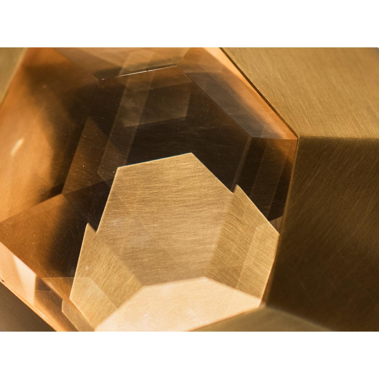 Art Déco Shell Wall Sconce - Eleganza dell'ottone antico e dei cristalli per un bagliore caldo e lussuoso in vendita
