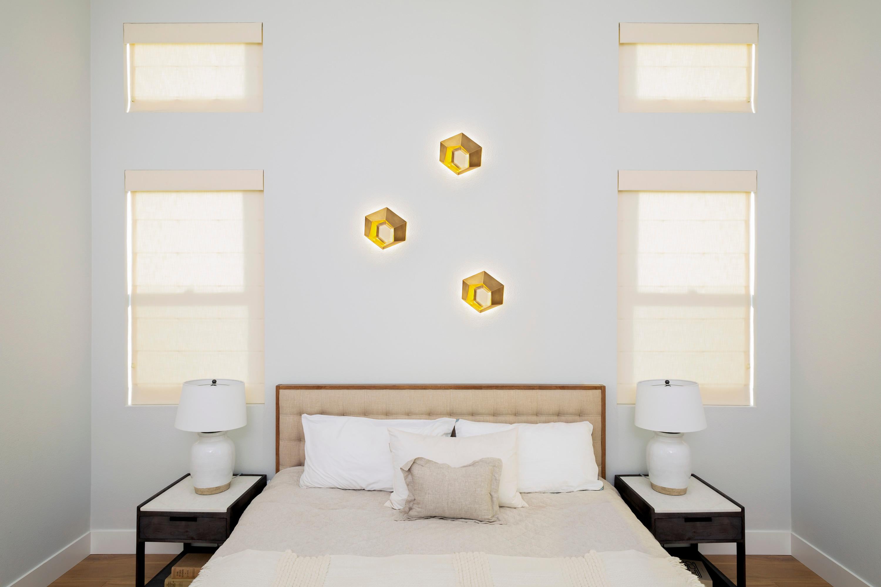 Americano Shell Wall Sconce - Eleganza dell'ottone antico e dei cristalli per un bagliore caldo e lussuoso in vendita