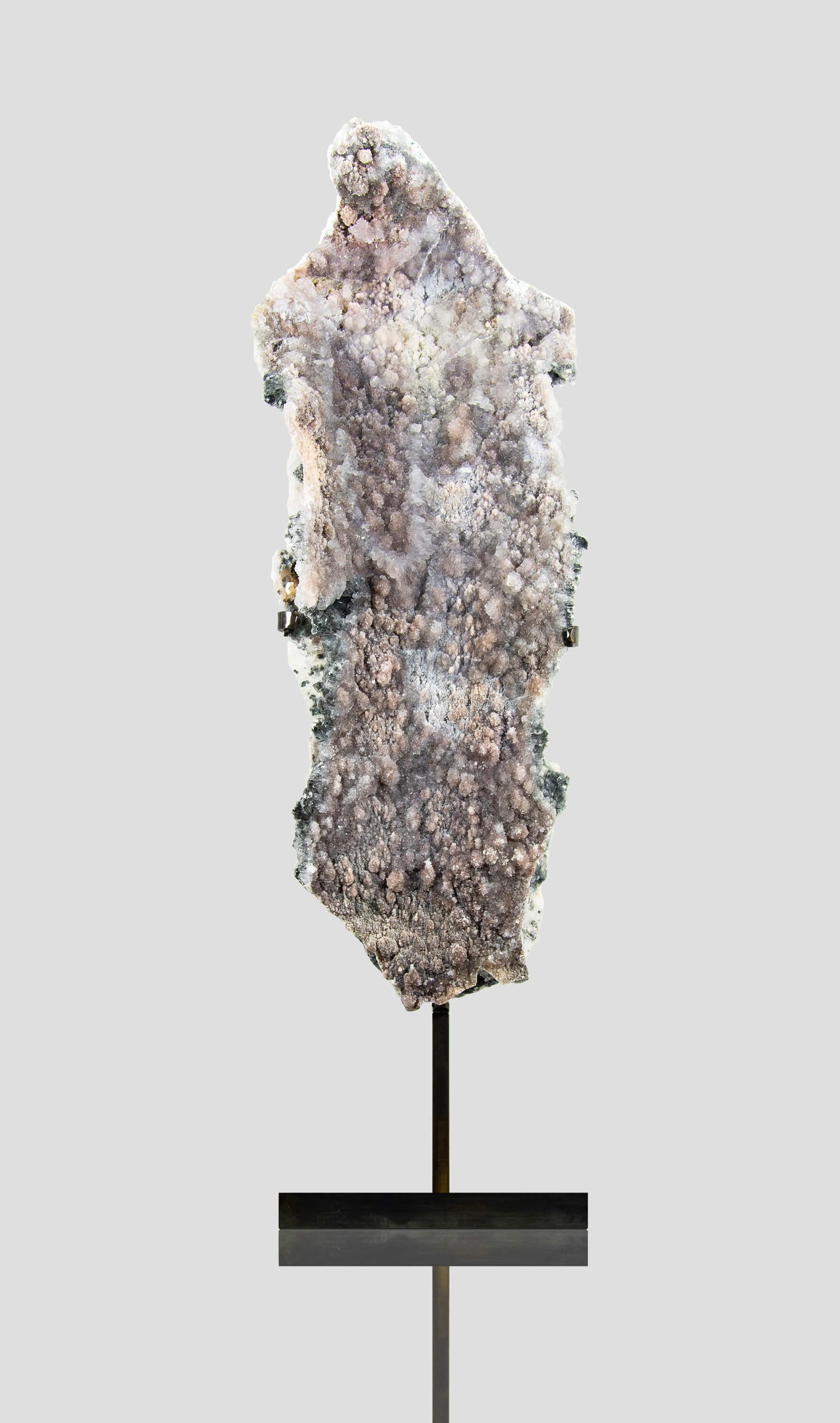 La lastra di ametista lavanda che stai considerando è un pezzo unico per la sua struttura e colorazione. La sua delicata tonalità lavanda è rilassante e sofisticata, mentre i grappoli di cristallo druzy aggiungono un tocco di scintillio e curiosità.