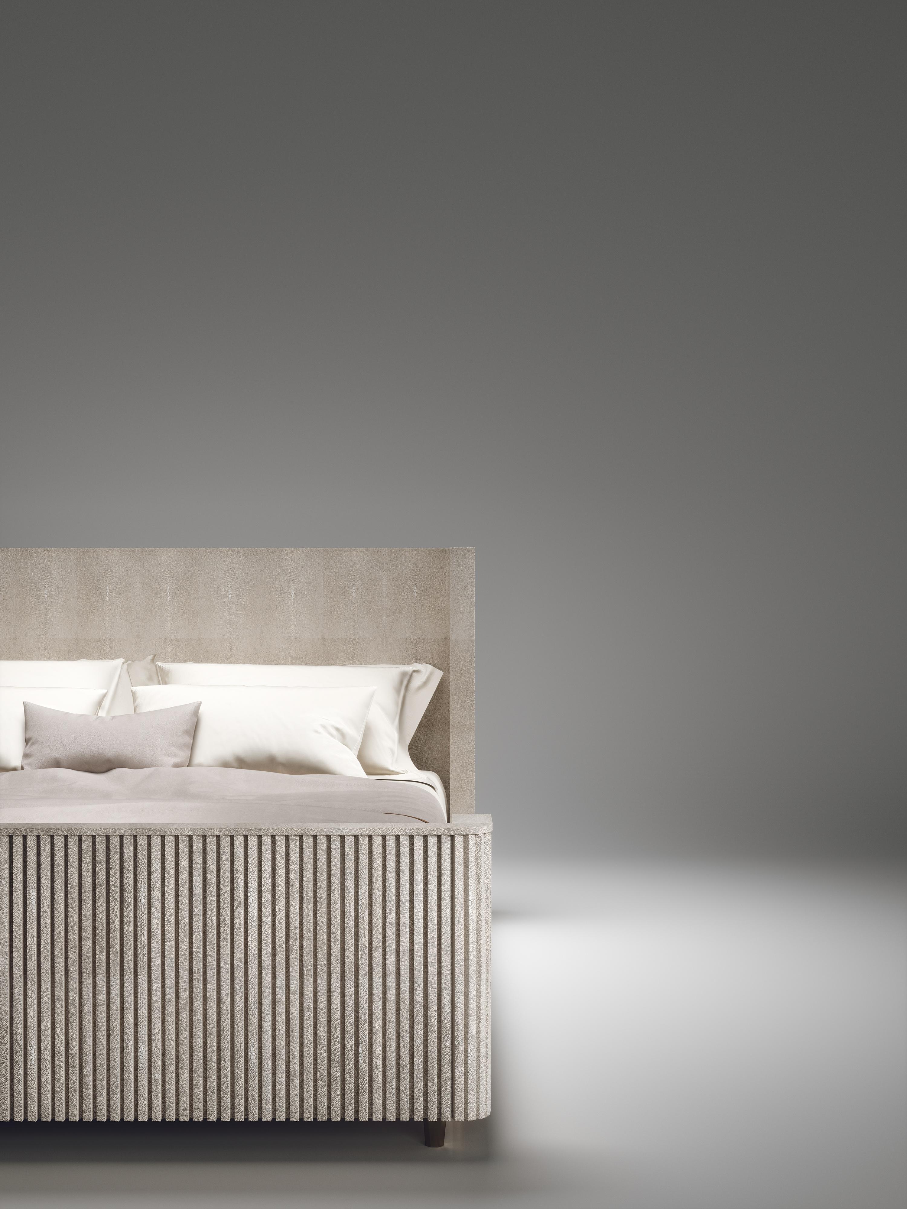 Struttura del letto in conchiglia e ottone con dettagli geometrici scanalati - 50% di sconto per Mike in vendita 4