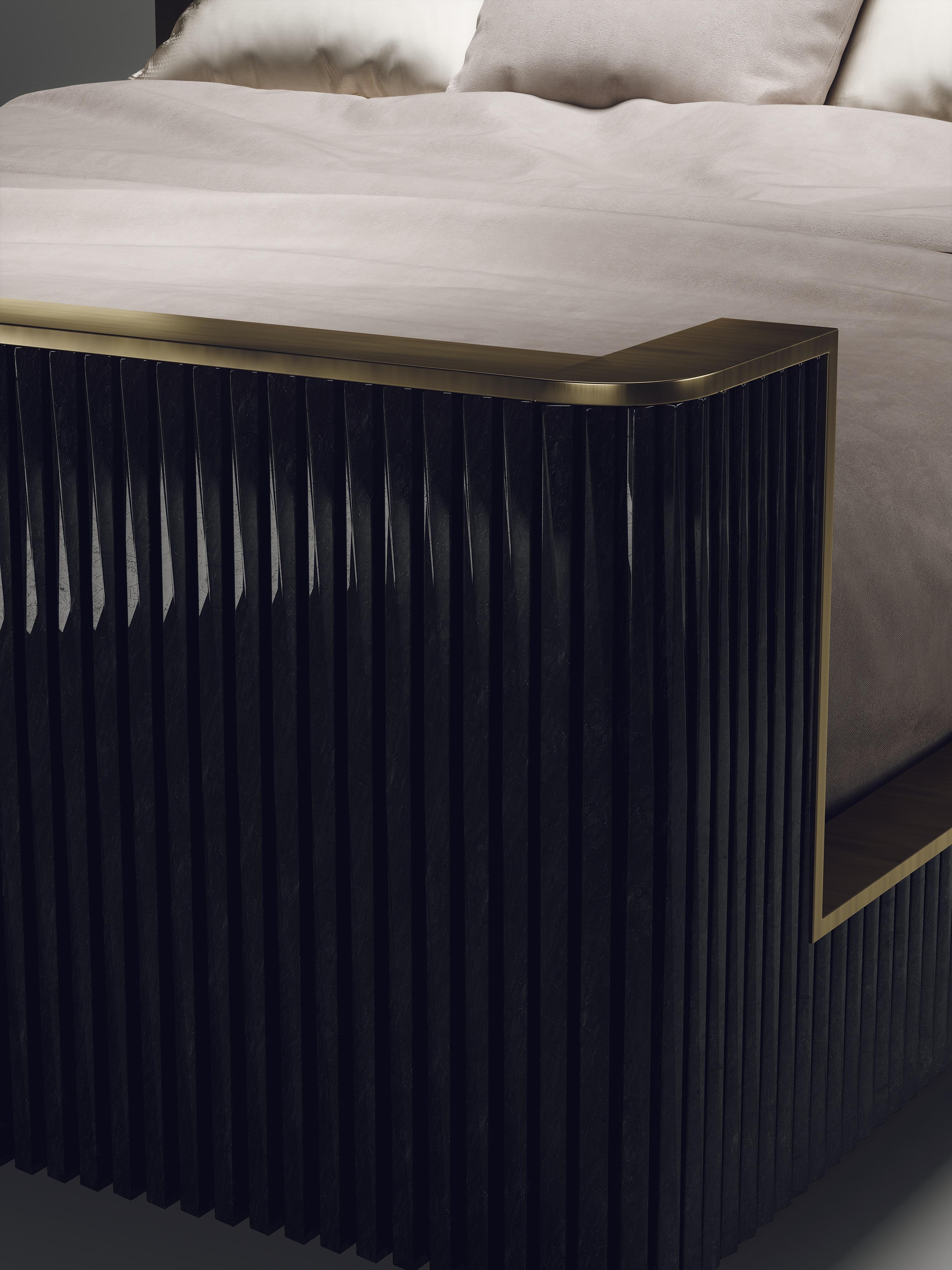 Das geriffelte Bett aus schwarzer Federschale und Bronze-Patina-Messing von R&Y Augousti ist ein einzigartiges Stück. Dieses moderne und elegante Design ist ein subtiles Art-Deco-Statement für jedes Schlafzimmer. Die Intarsien und die handwerklichen