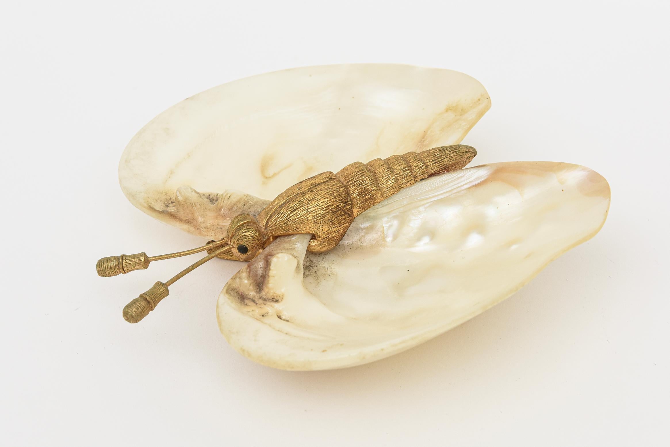 Plaqué or et coquillage Forme papillon Bol ou plat à anneaux 90's Bon état - En vente à North Miami, FL