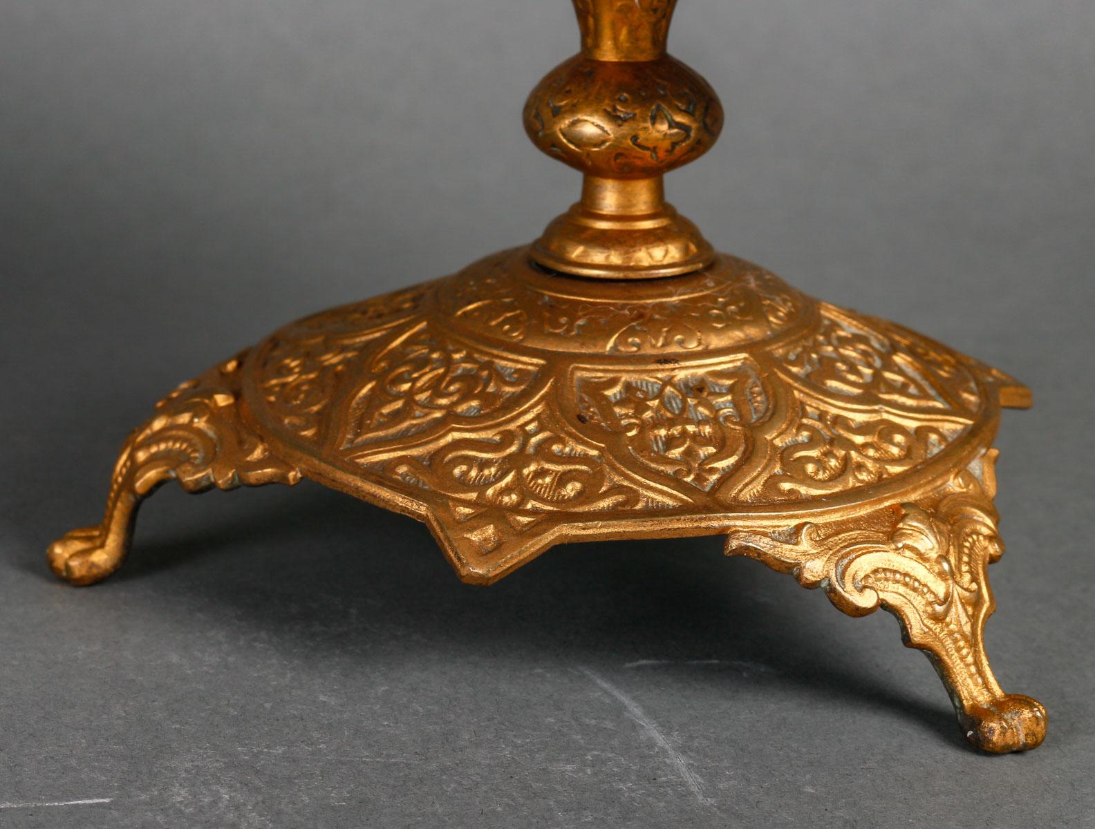 Muschelskulptur, Porzellanfigur und vergoldeter Bronzesockel, 20. Jahrhundert.
h: 32,5cm, B: 18cm, T: 17cm